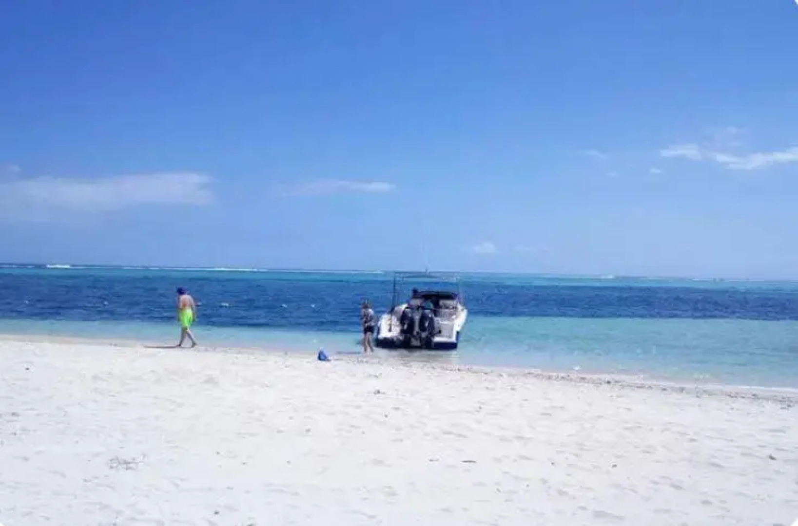 Comfy home-tropical garden & 5 min walk to beach