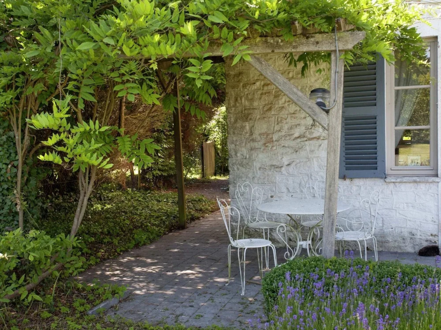 With Billiards, Table Tennis and Collection of Modern art in a Rural Setting