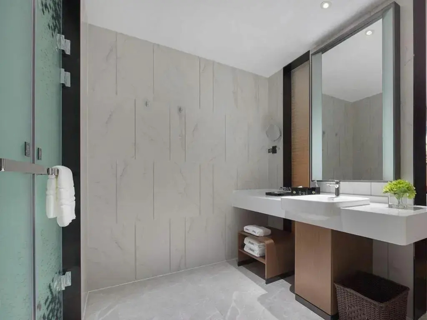 Hampton by Hilton Qionghai Railway Station