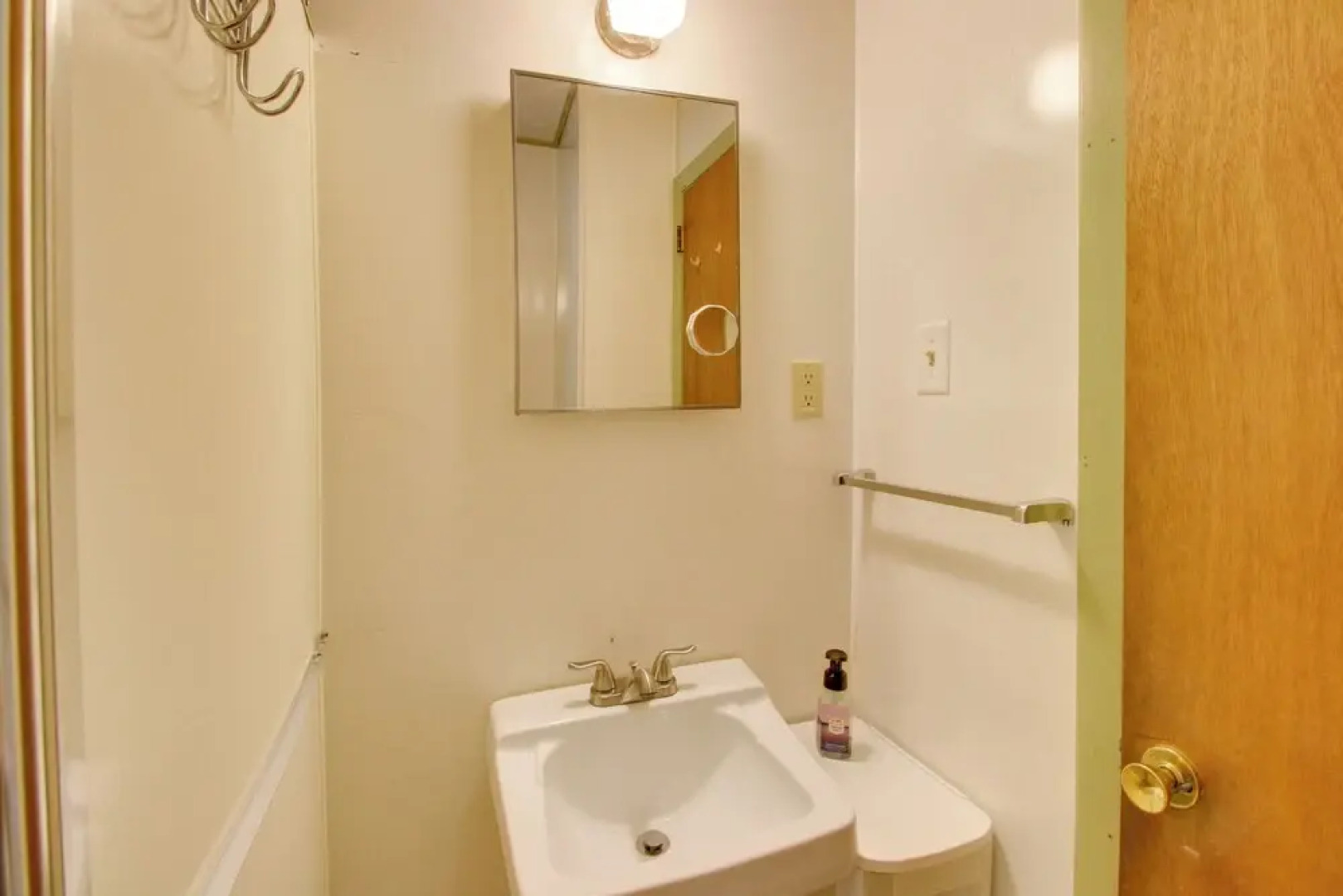 'the Birches' Raymond Getaway w/ Beach & Boat Dock