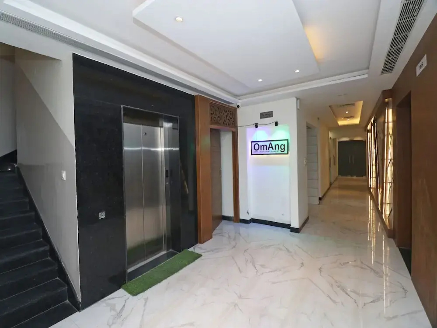 OYO 25076 Omang Hotel