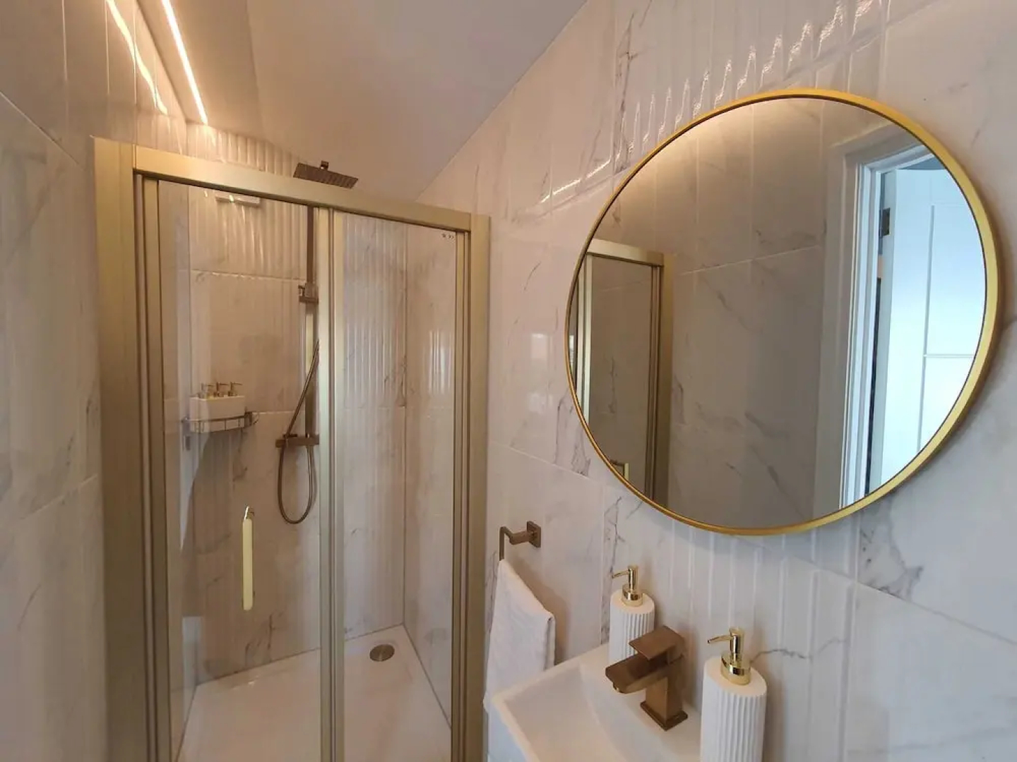 Stunning 1 King bed Cabin in Grays