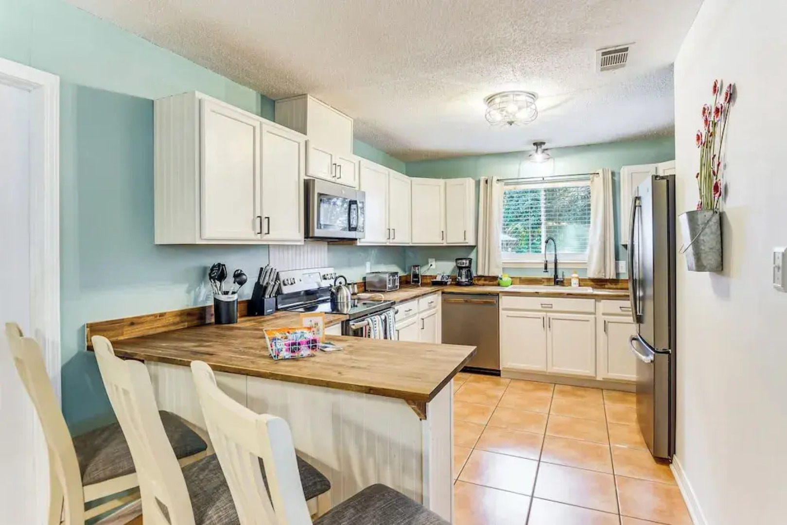 Poolside Oasis: 7 Mi to Pensacola Beach Boardwalk!