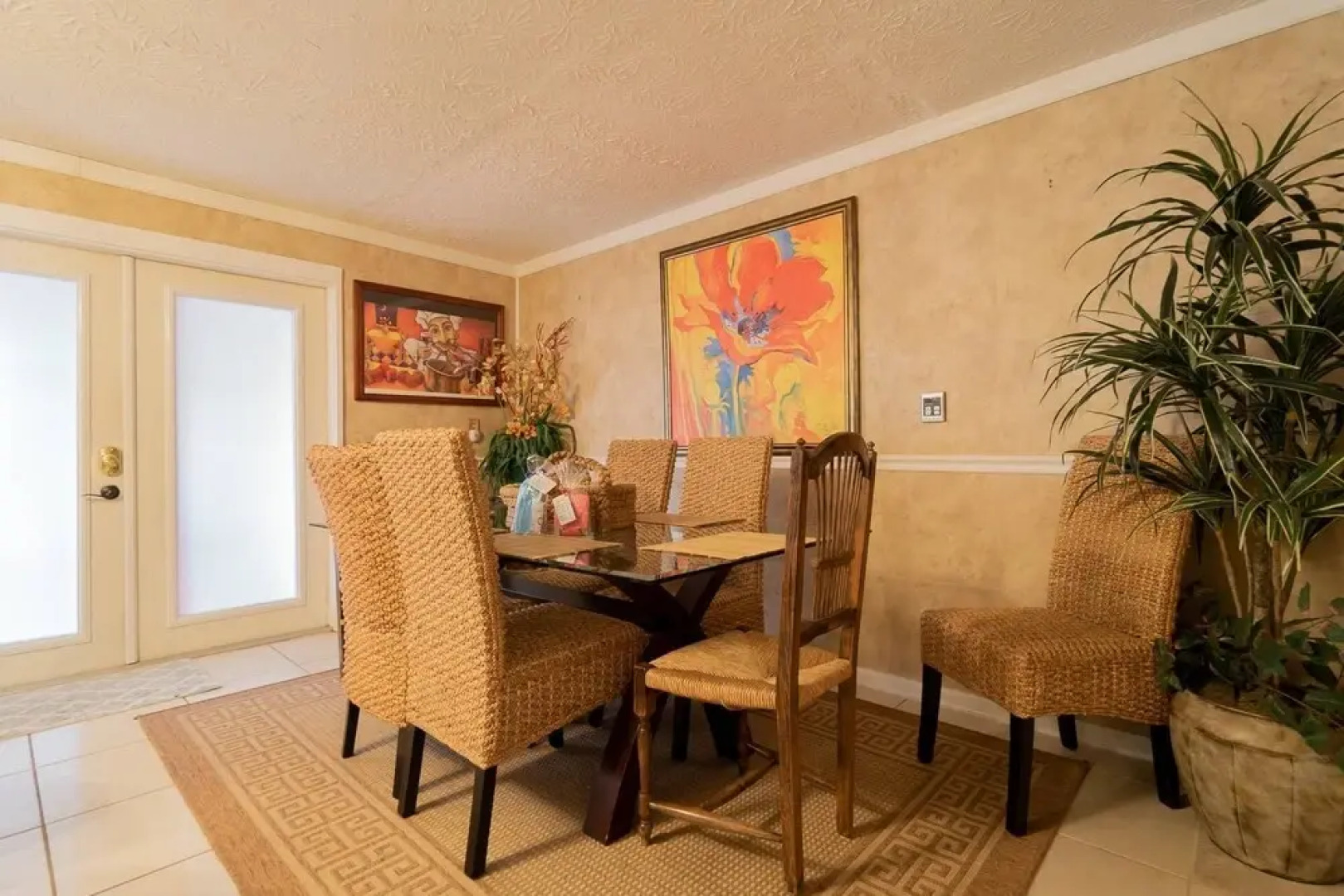 The Secret Garden - The Cottage Near Beach, Shops, Restaurants, Pet Friendly, Close to Lucerne Ave!