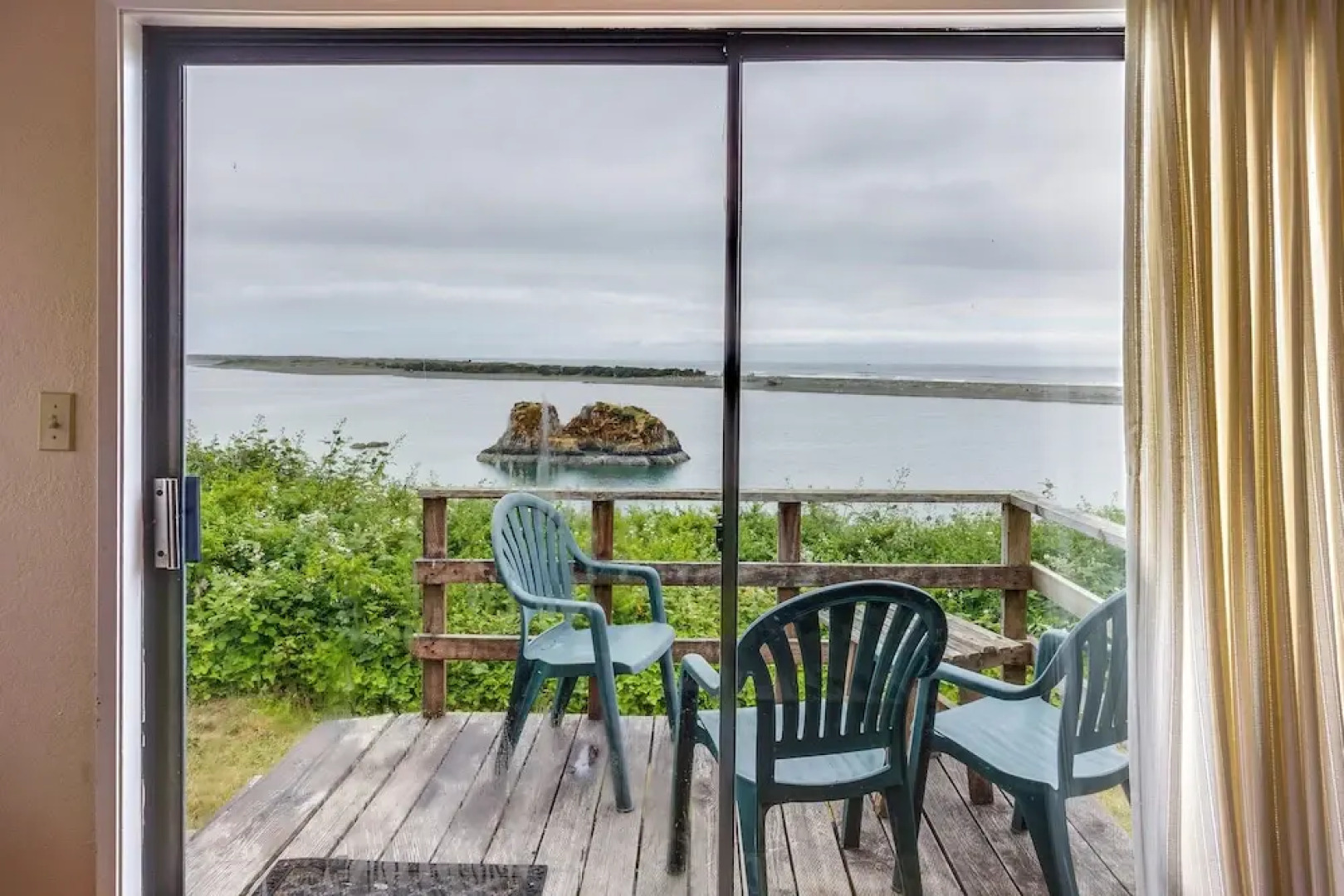 Smith River Vintage Cabin: Oceanfront Deck + Views