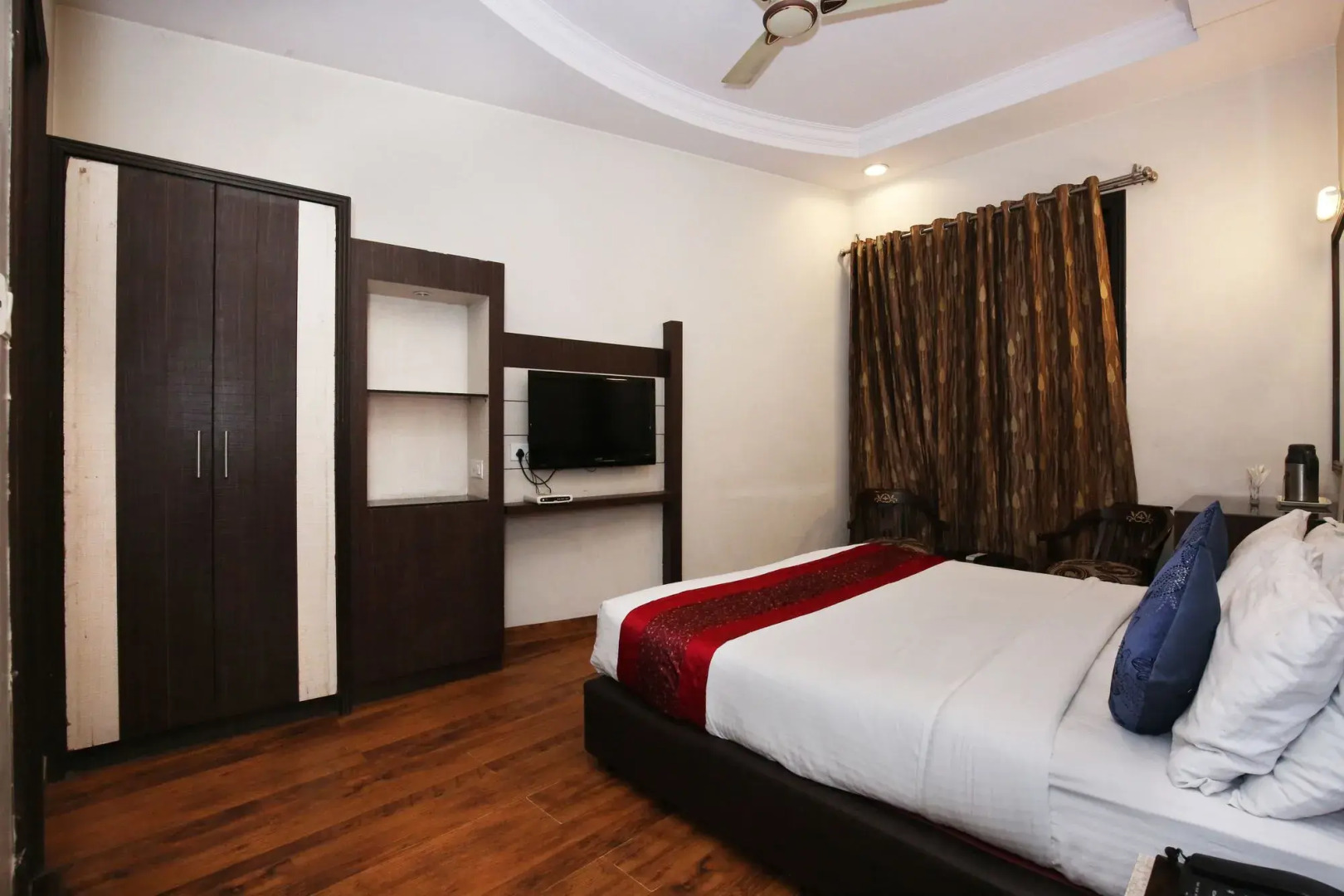 OYO Flagship 113 Golden Temple Road