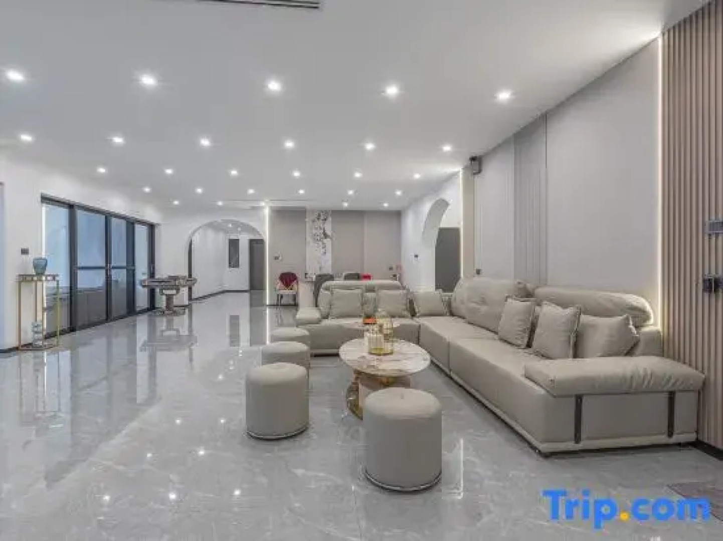 Pattaya Grand Villa 6 Bedroom 8 Bath (Private Pool, KTV, Sauna, Fitness Area)