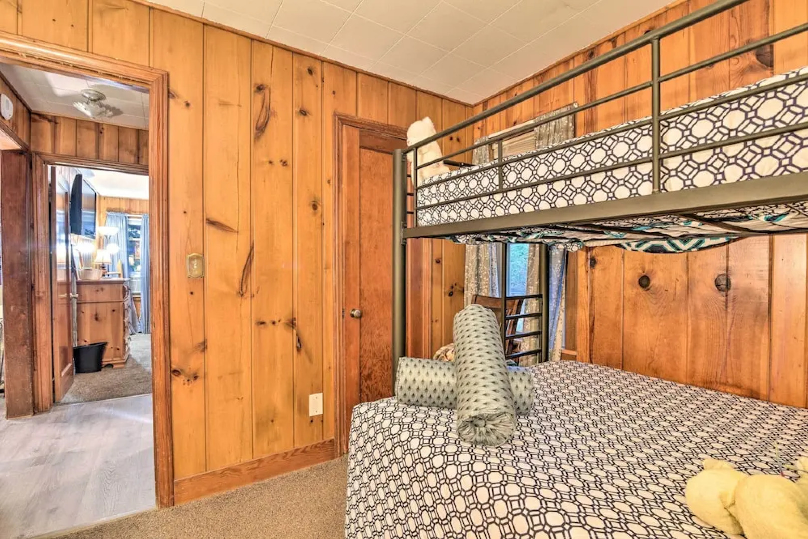 Cozy Lakefront Lapeer House w/ 2 Paddle Boats!