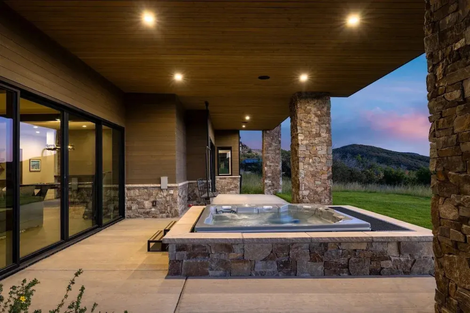 Reflection by Avantstay Sleeps 18 Lake Views Hot Tub Game Room