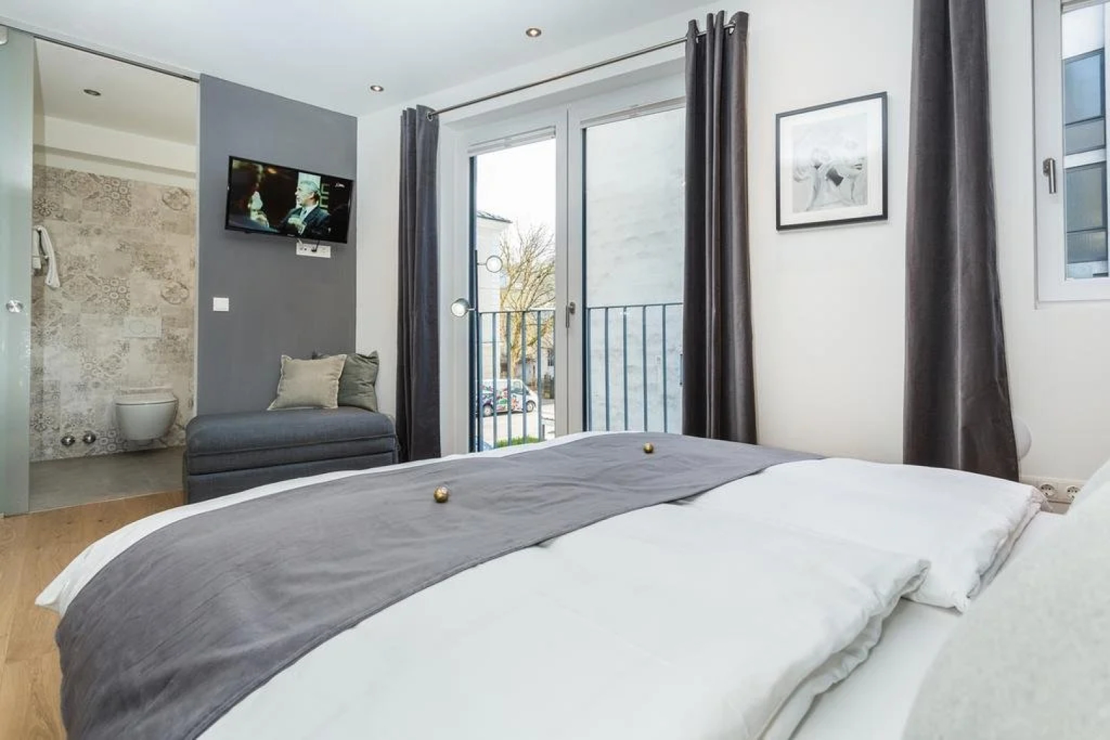 Room 5 Apartments