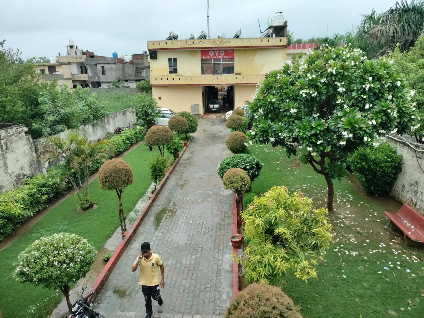 Oyo 92004 Rajeev Pg Guest House