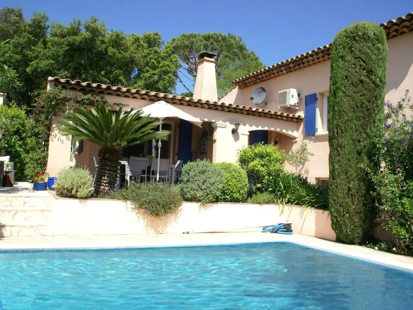 Beautiful Villa With Private Pool, Lovely Terraces, Privacy and Near St. Tropez