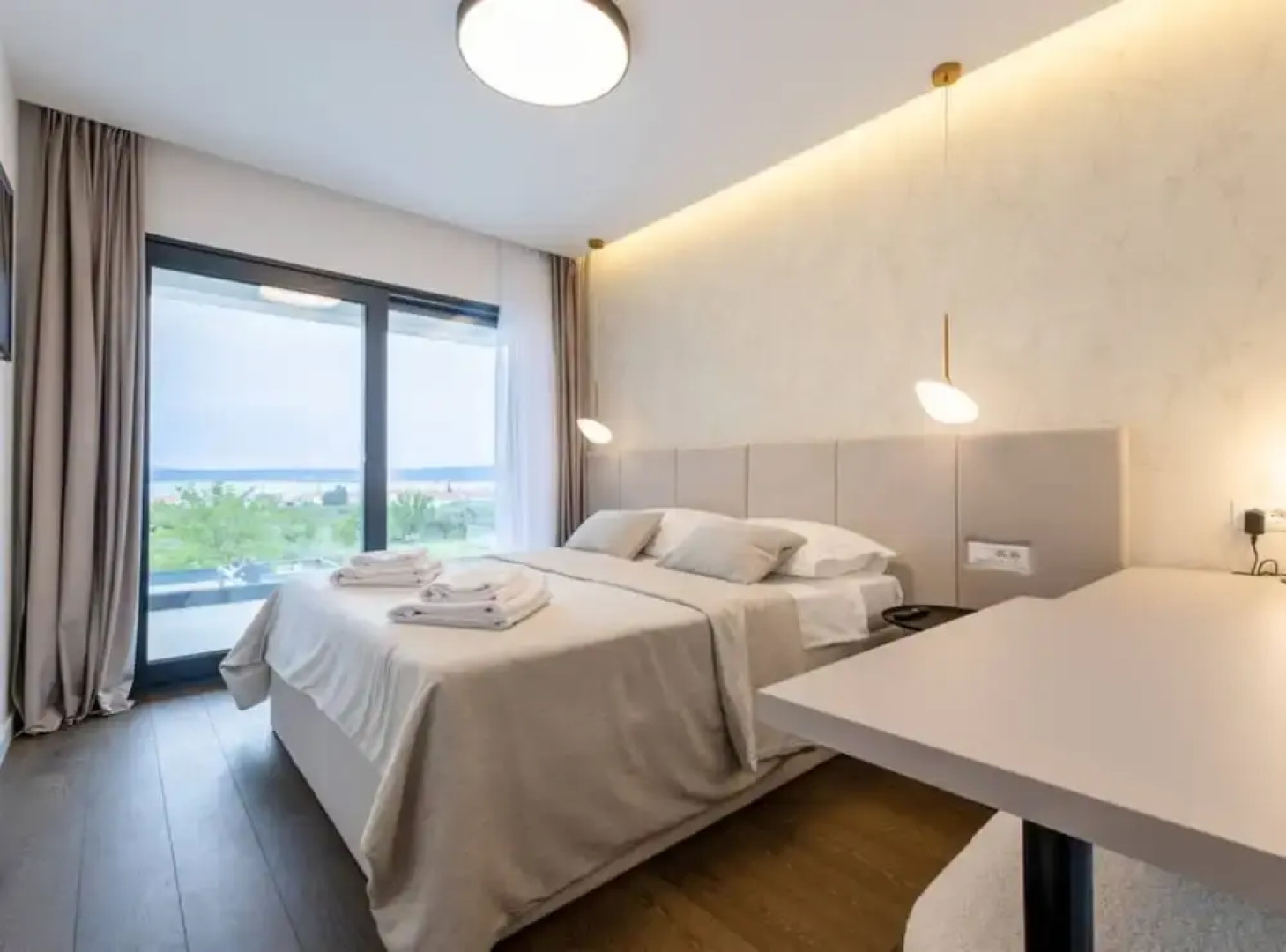 Moonlit Mirage Villa With Pool, Gym and Sauna