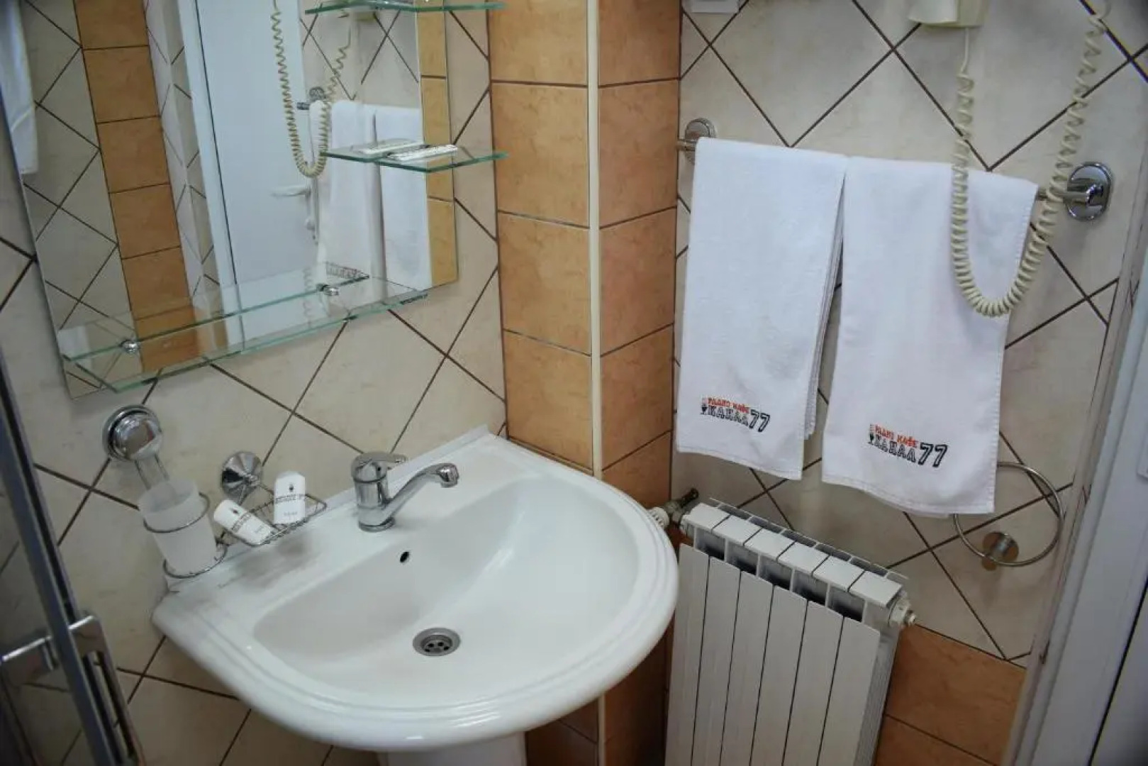 Radio Cafe Kanal 77 Hotel