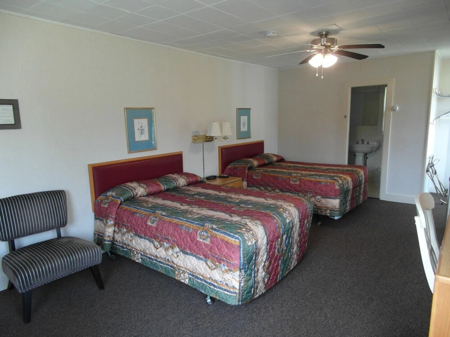 The Lionstone Inn Motel and Cottages