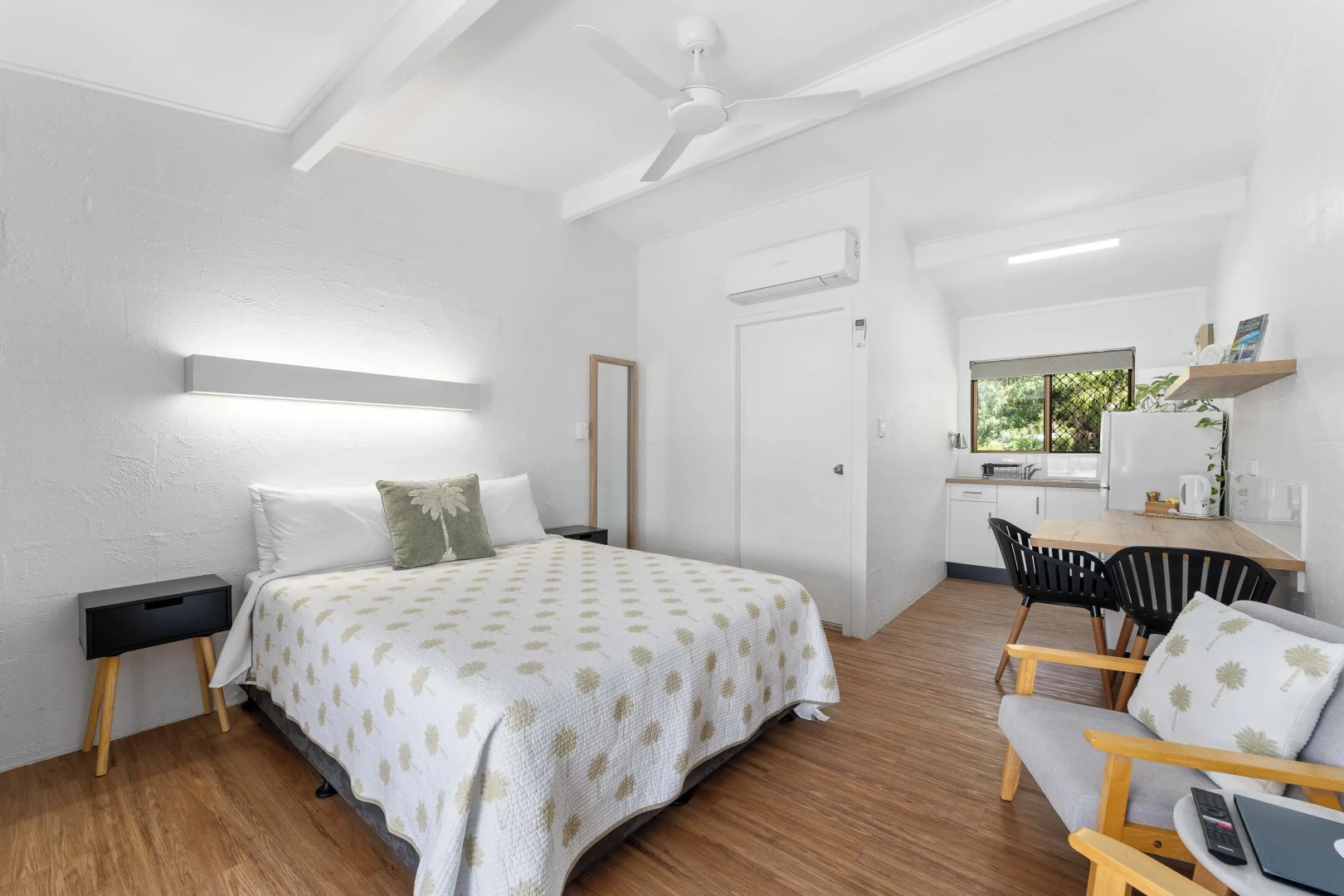 Kinka Palms Beachfront Apartments / Motel