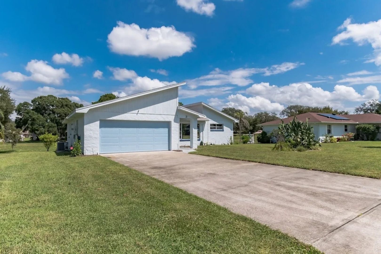 The Lake Home - Beautiful Oasis In The Heart Of Florida! 2 Bedroom Home by RedAwning