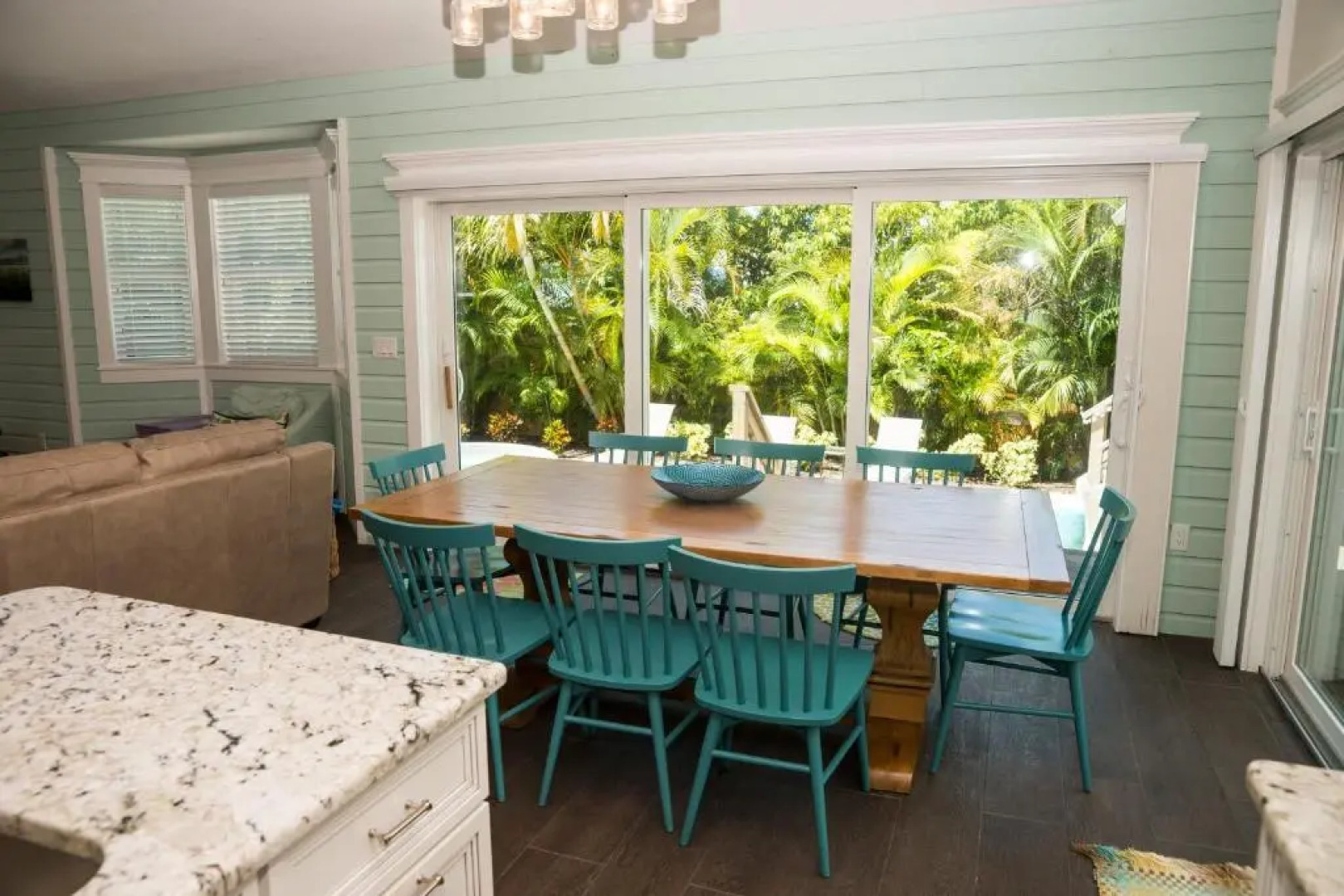 4 Bed 3 Bath BUNGALOW Heated Pool and Spa Bikes Kayaks free WiFi