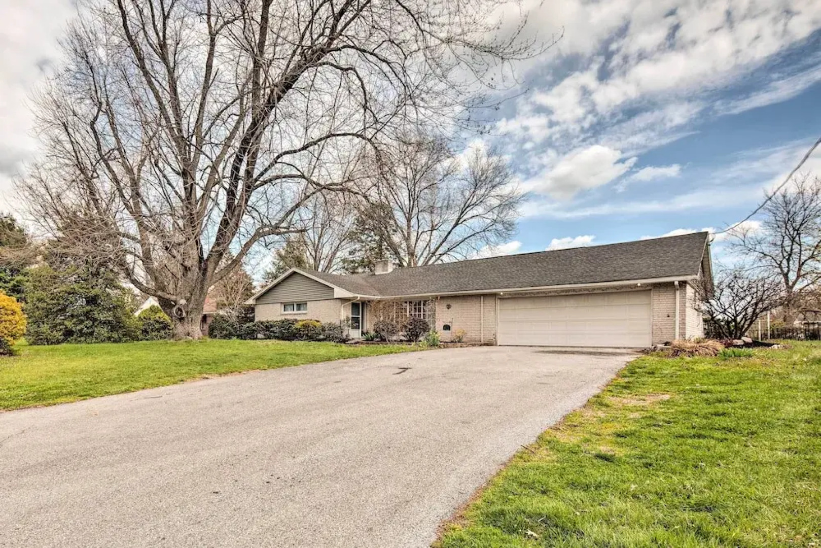 Updated Home w/ Pool Table ~ 4 Mi to Hershey!