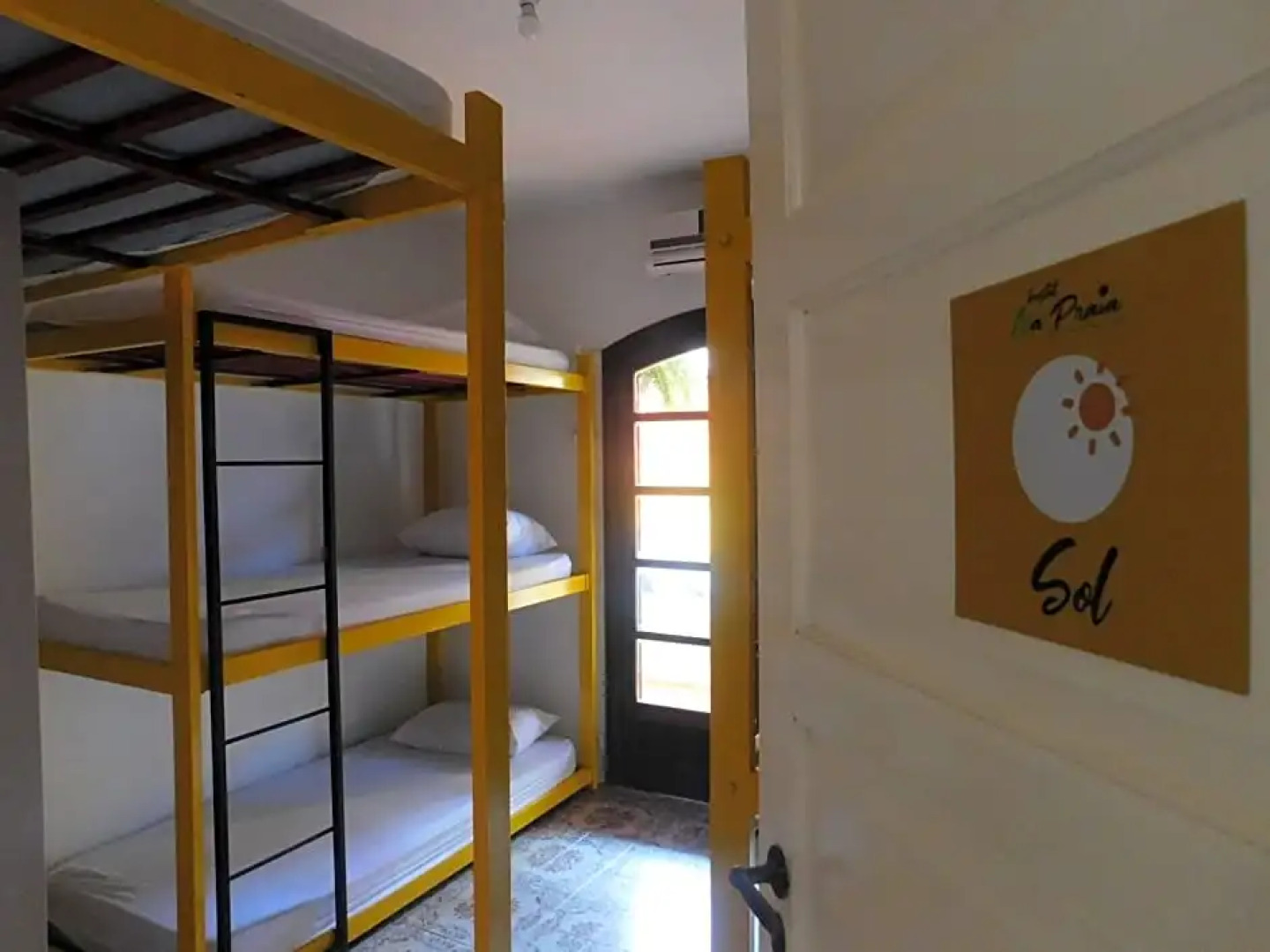 Na Praia Family Hostel & Coworking