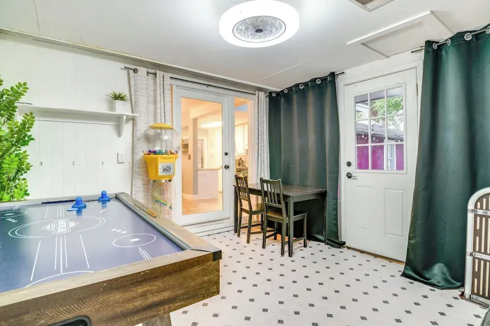 Aggie Game Day Retreat ~ 1 Mi to Texas A & M!