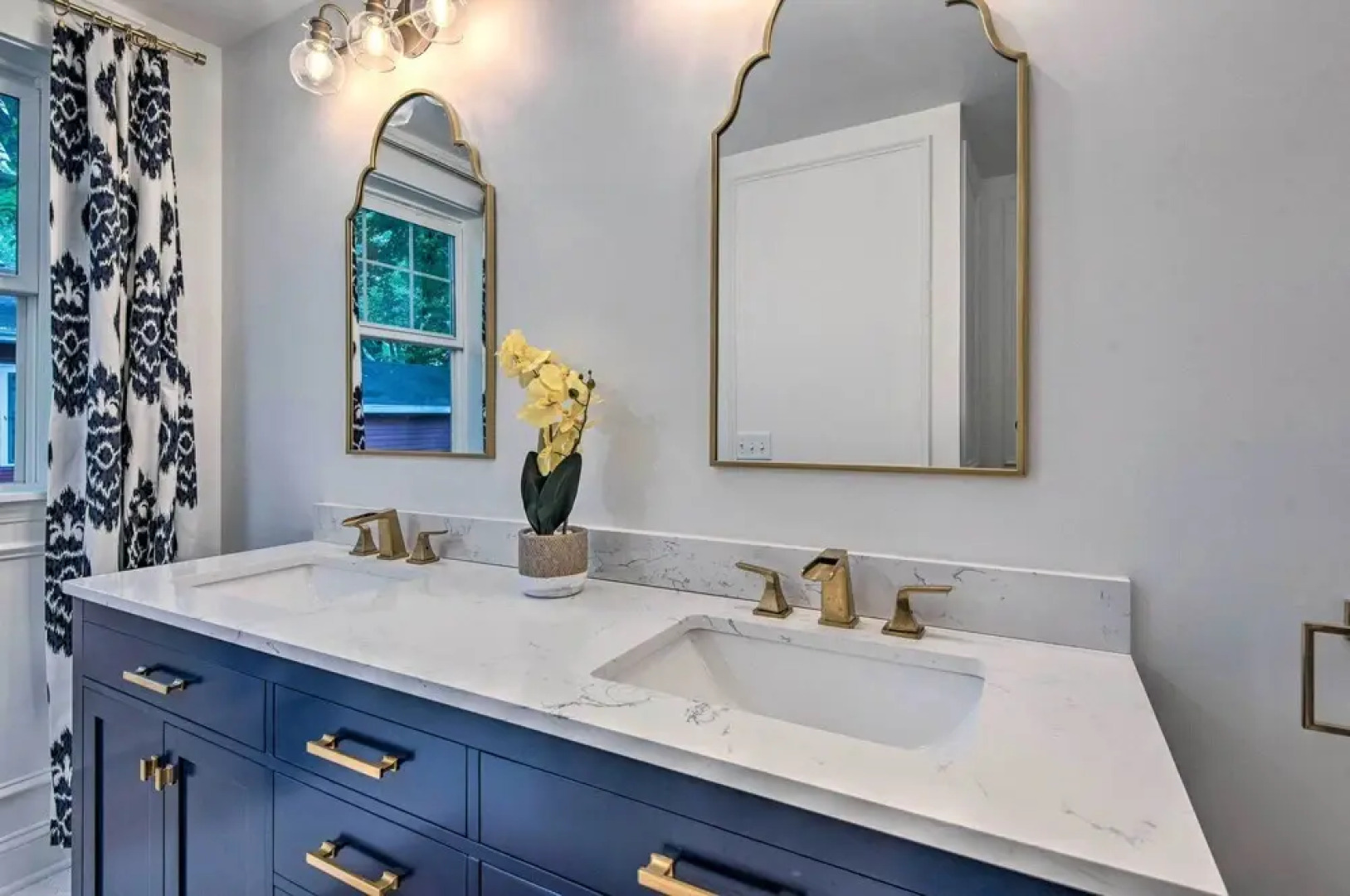 Dtwn Stunning Spirit Lake Escape - Walk to Shore!