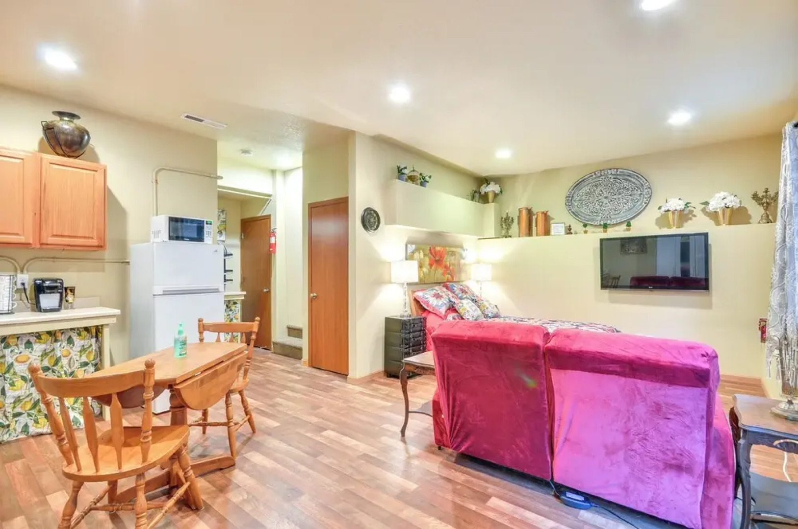 Inviting Studio w/ Patio, 15 Mi to Portland!