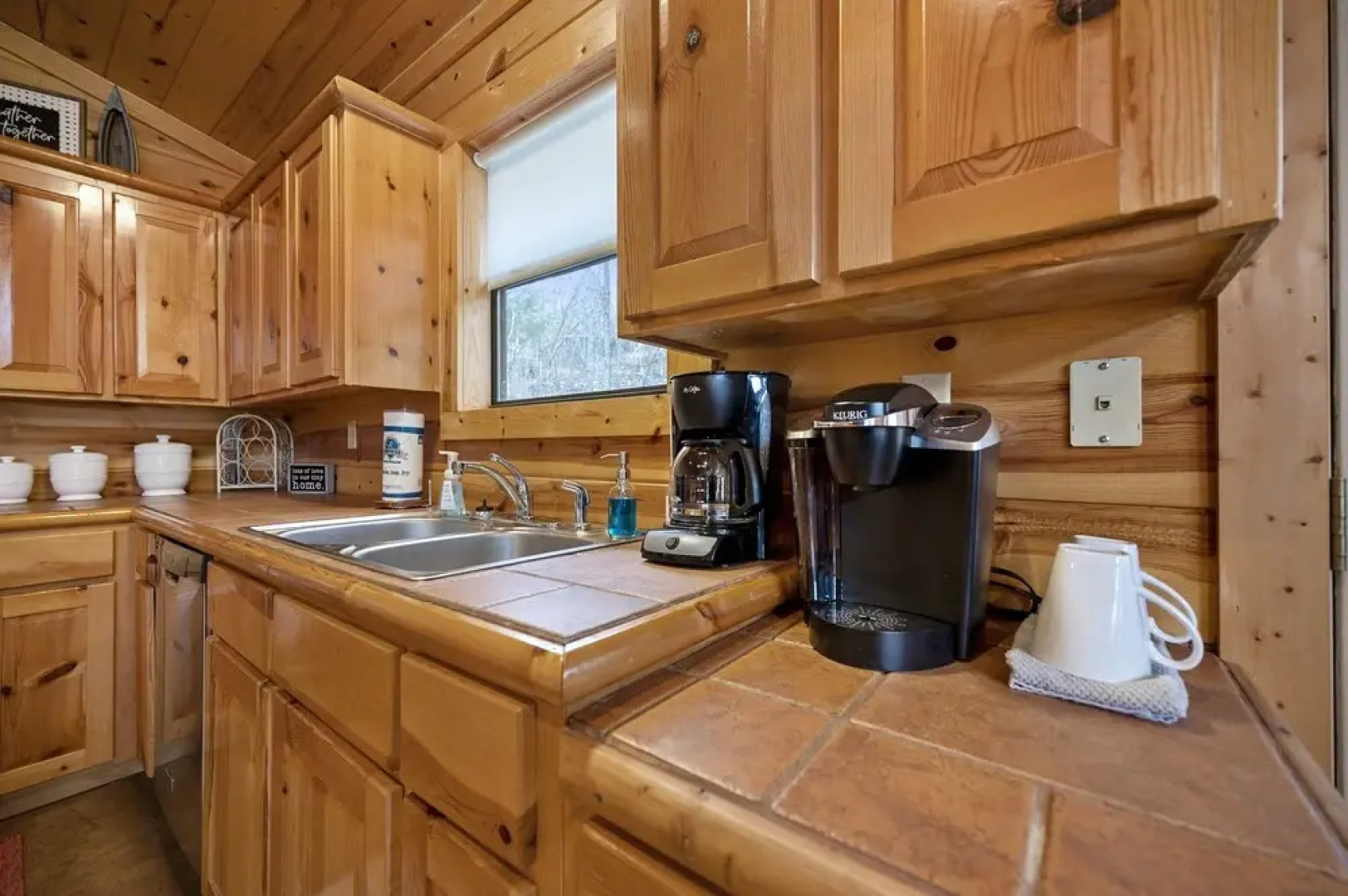 Creekside Casita Pet Friendly Unit With Wood Fireplace by Redawning