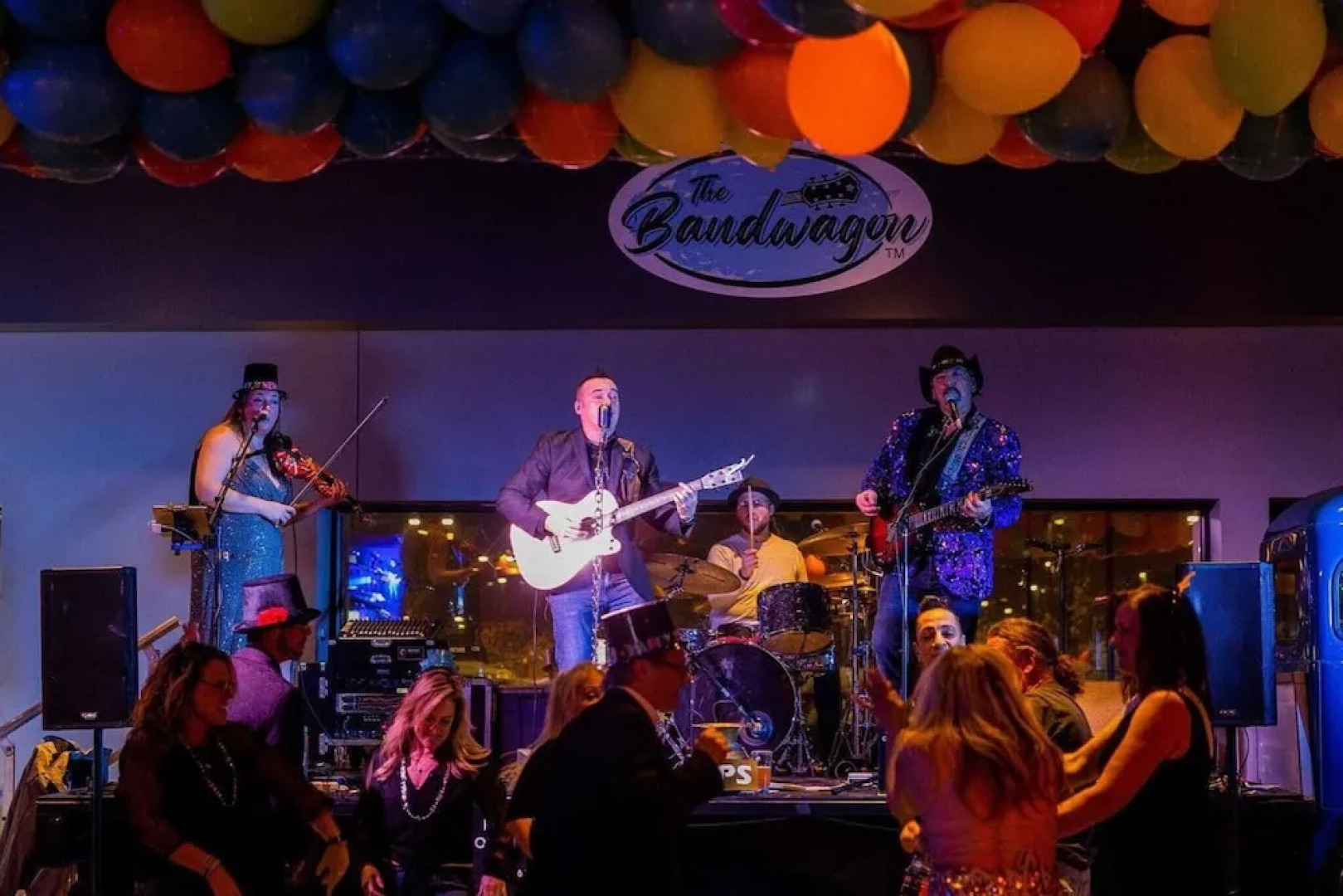 Chic Apt w Jacuzzi Pool BBQ Mountain Views