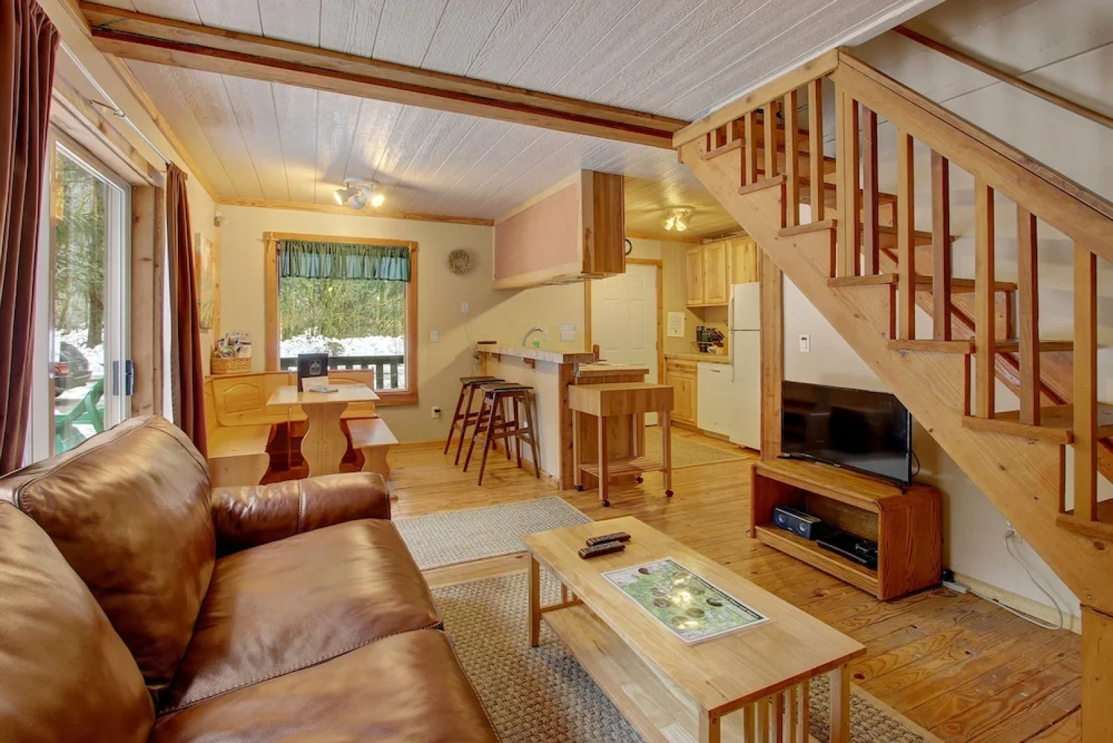 Cedar Sky Cabin - Three Bedroom Cabin with Hot Tub