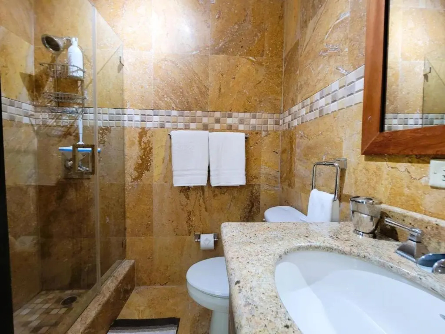 Beachfront 2 bdr apt with beautiful views