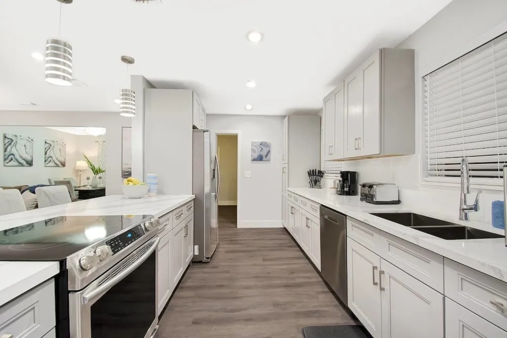 Comfortable Luxurious Home with Hot Tub, Near the Beach