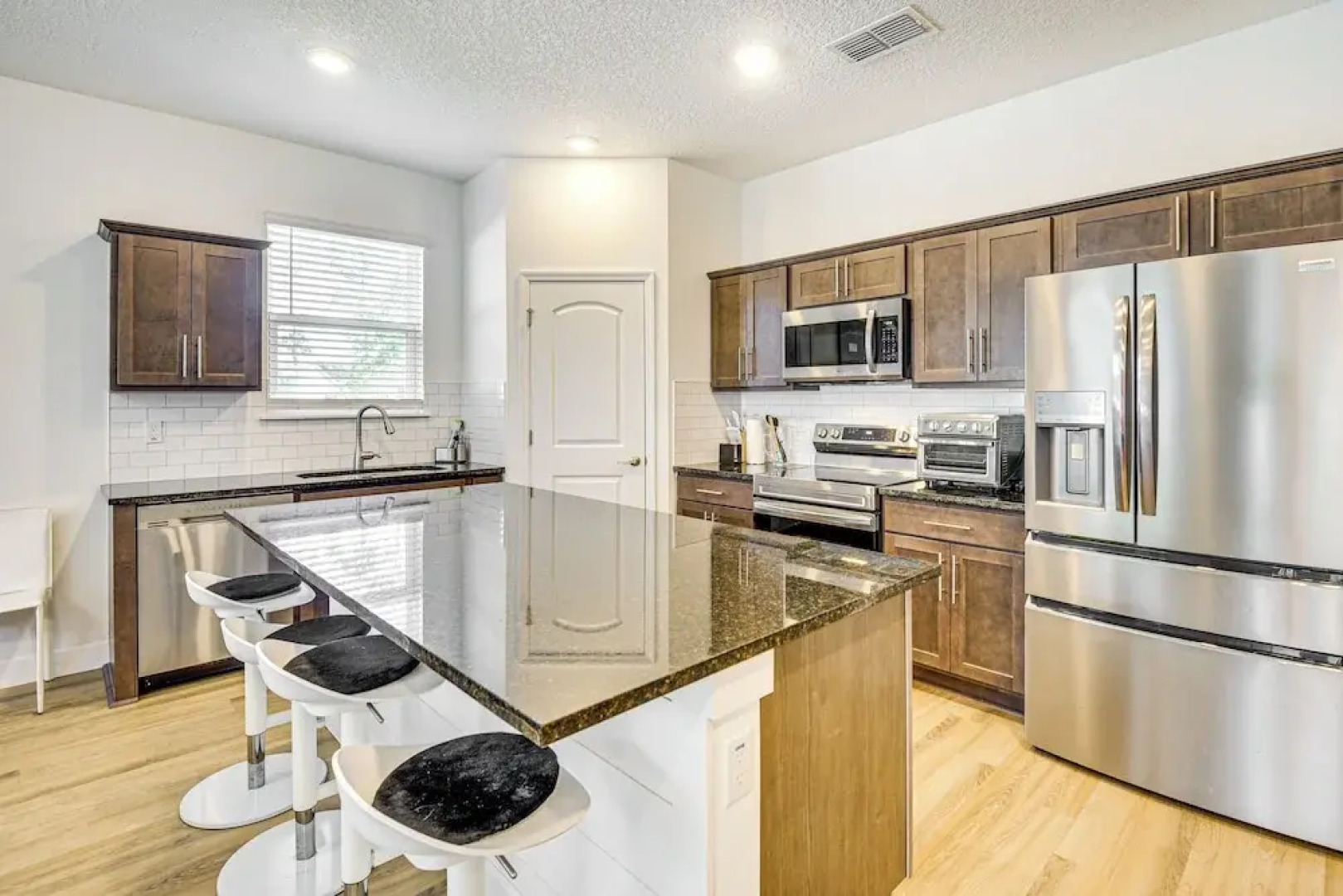 7 Mi to Flagler Beach: Breezy Stay w/ Pool Access!