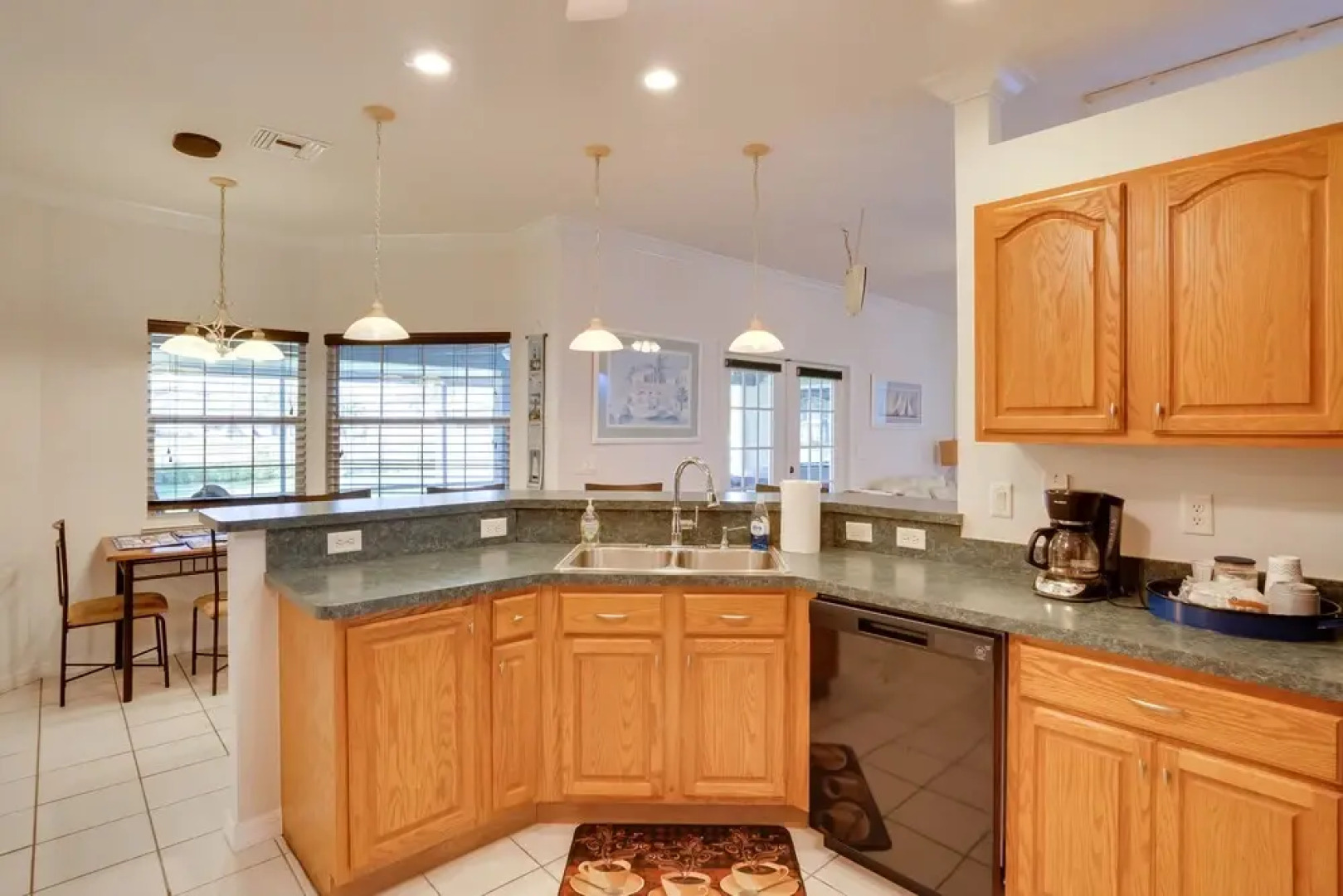 Walk to Lake: Home w/ Screened Porch in Sebring!