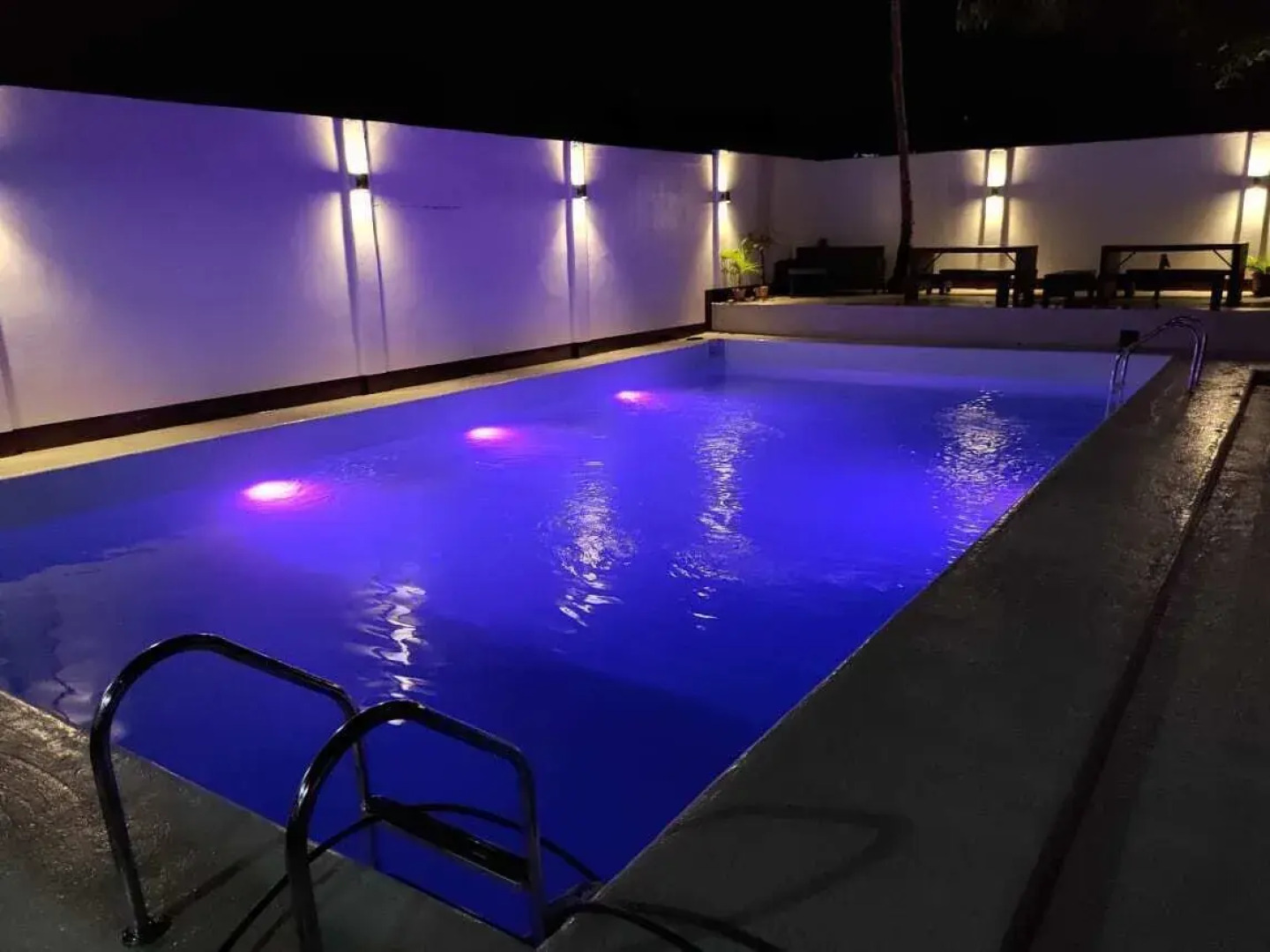 White Summerville Tourist Inn