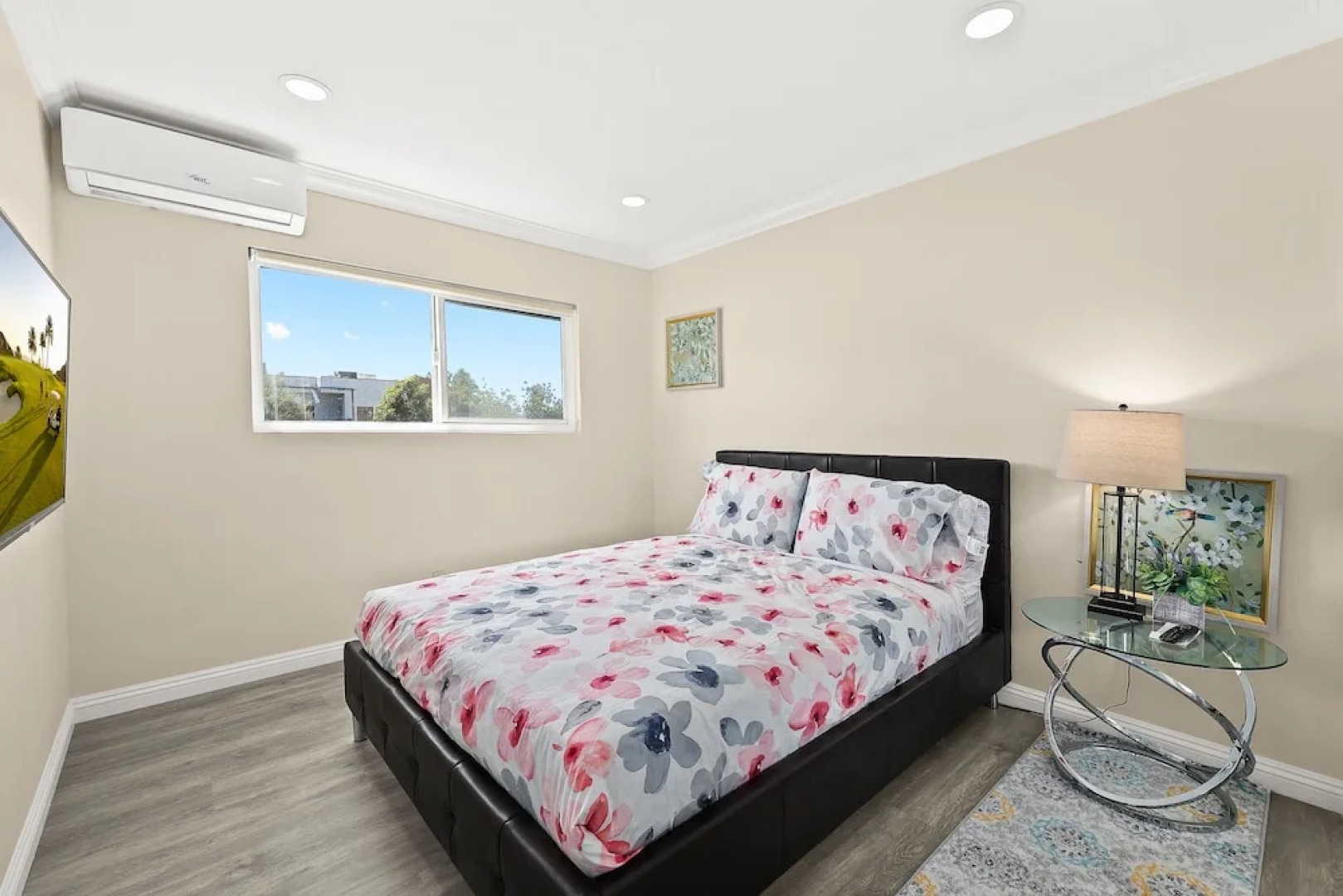 Sunny & Cheerful Near I-10 ~ Queen Beds ~ Parking