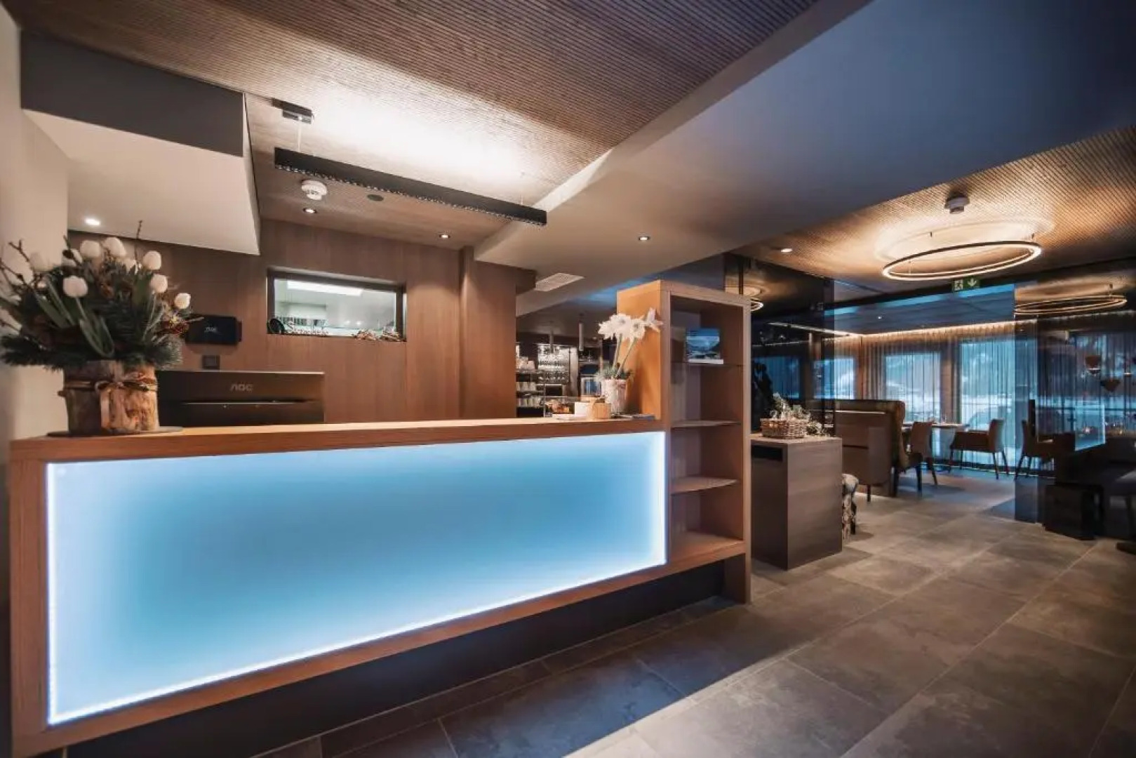 Hotel Vier - Studios & Restaurant