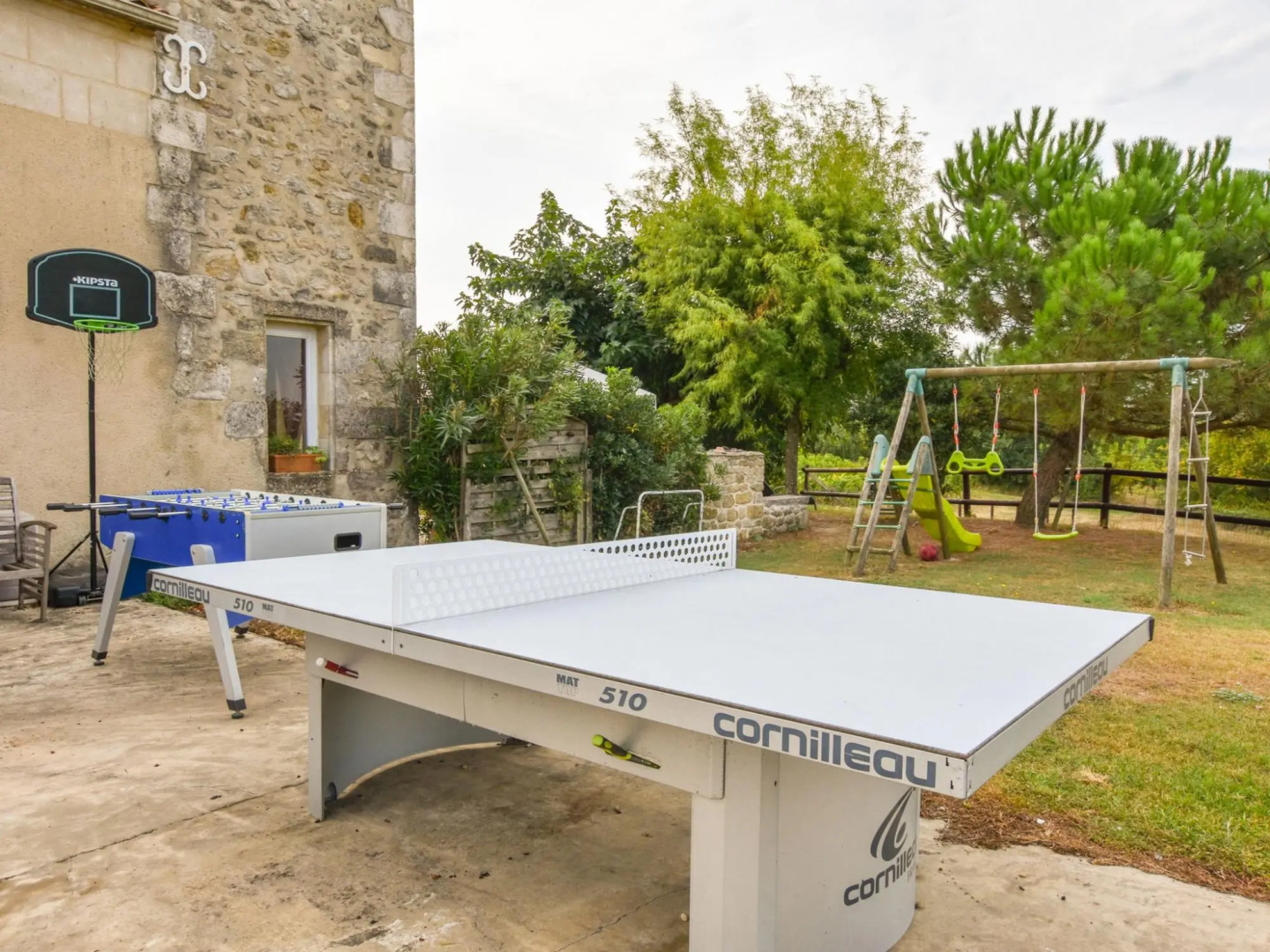 Renovated Dovecot With Pool, in the Vineyards Near Bordeaux