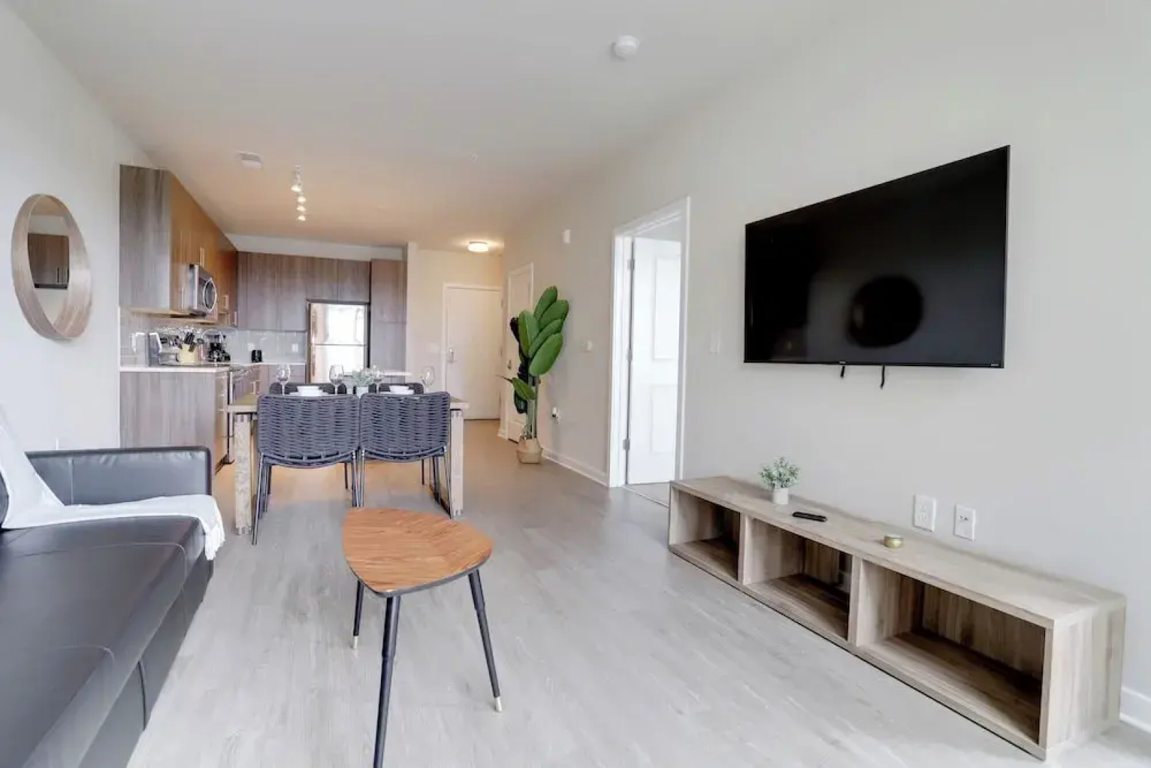 Apartment 15-Min Walk to Metro