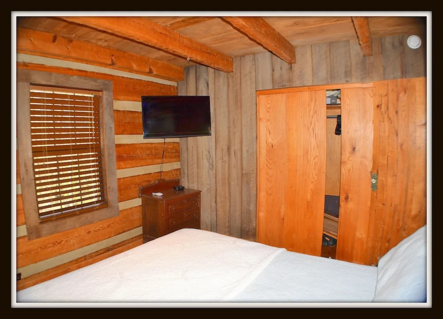 Logged Inn - 3 Br cabin by RedAwning