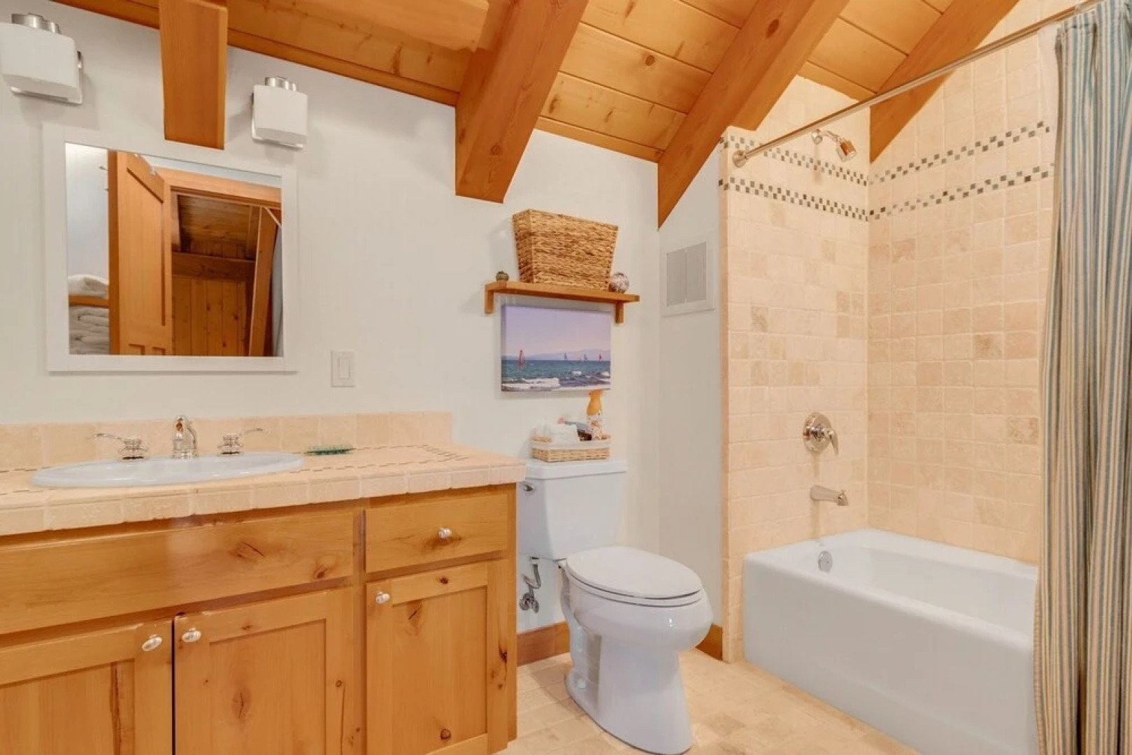 Maple Hill Lodge 3 Bedroom Home by RedAwning