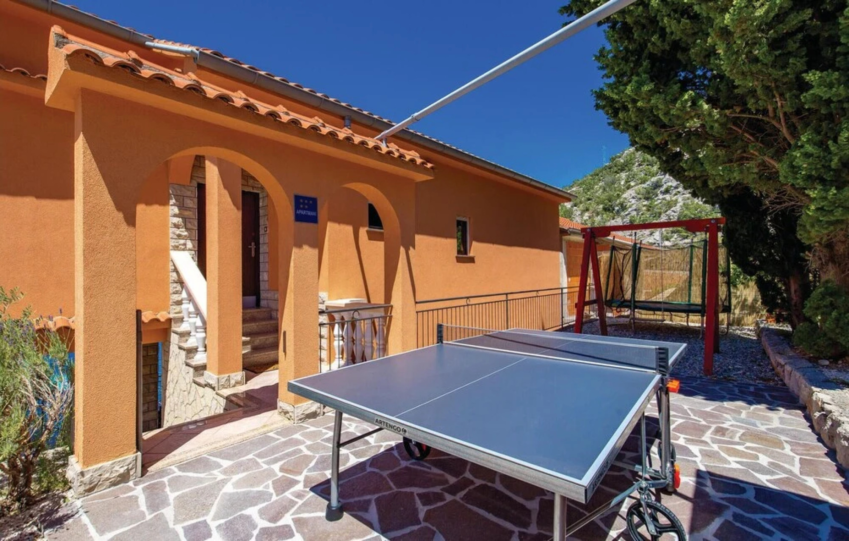 Beautiful Home in Lukovo Sugarje With 5 Bedrooms, Jacuzzi and Wifi