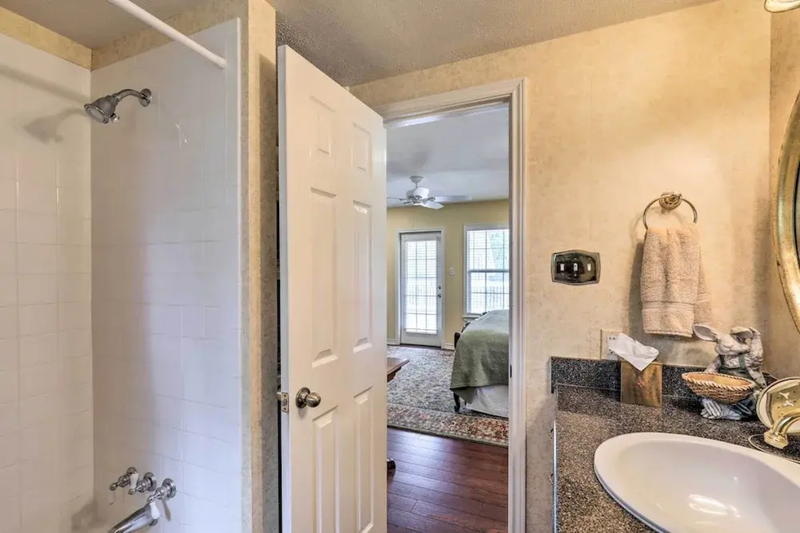 Studio in College Station w/ Expansive Deck!