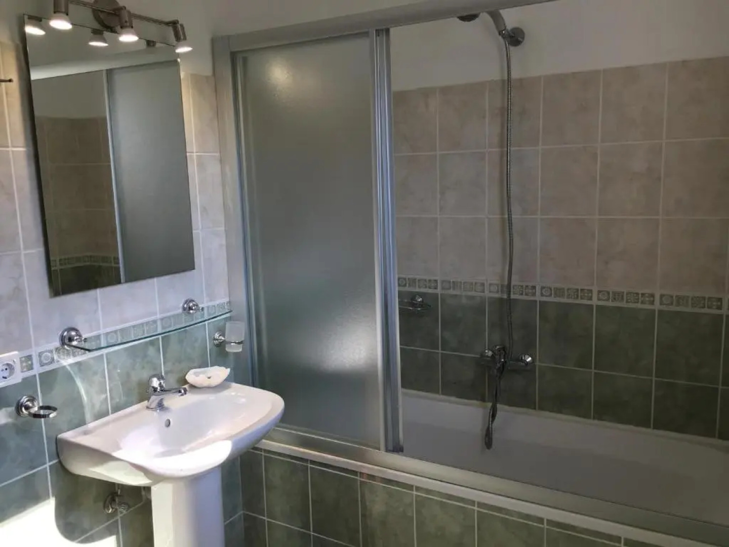 Villa Petrino - central flat location within Kassiopi. Sleeps 8