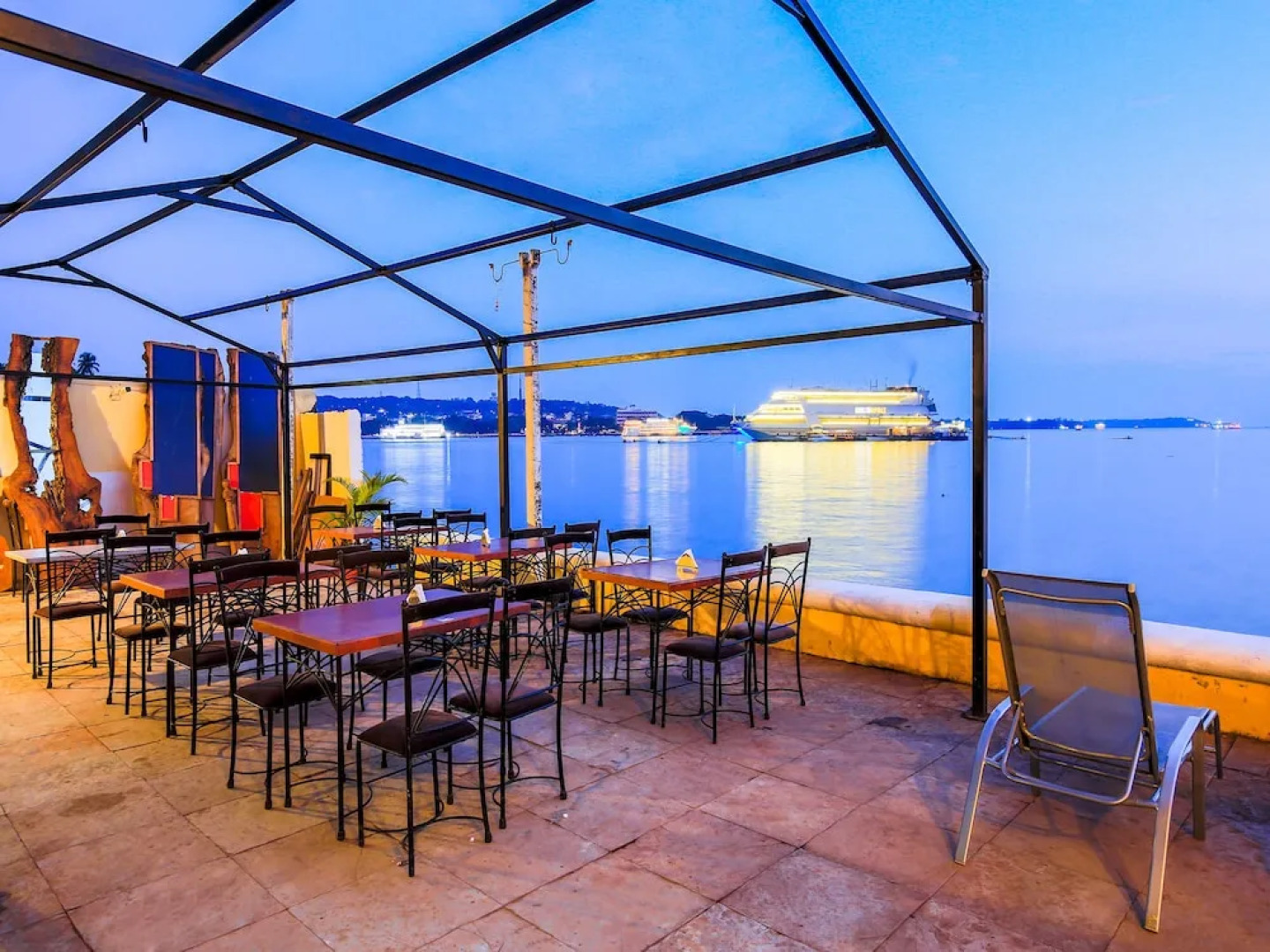 OYO 22410 Mandovi Riverfront Hotel By Ben Hospitalities