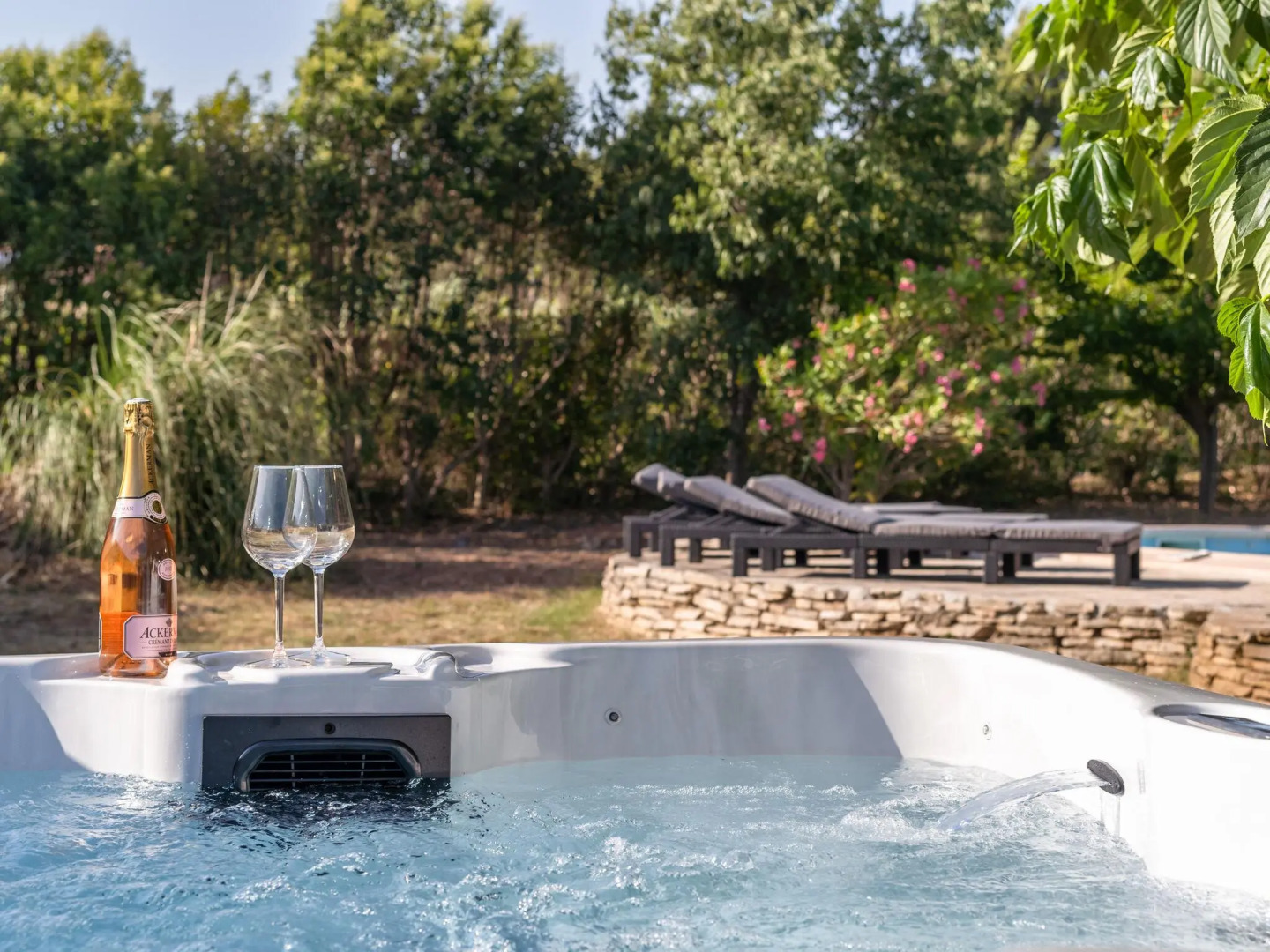 Lavish Villa in Pouzols-Minervois with Jacuzzi