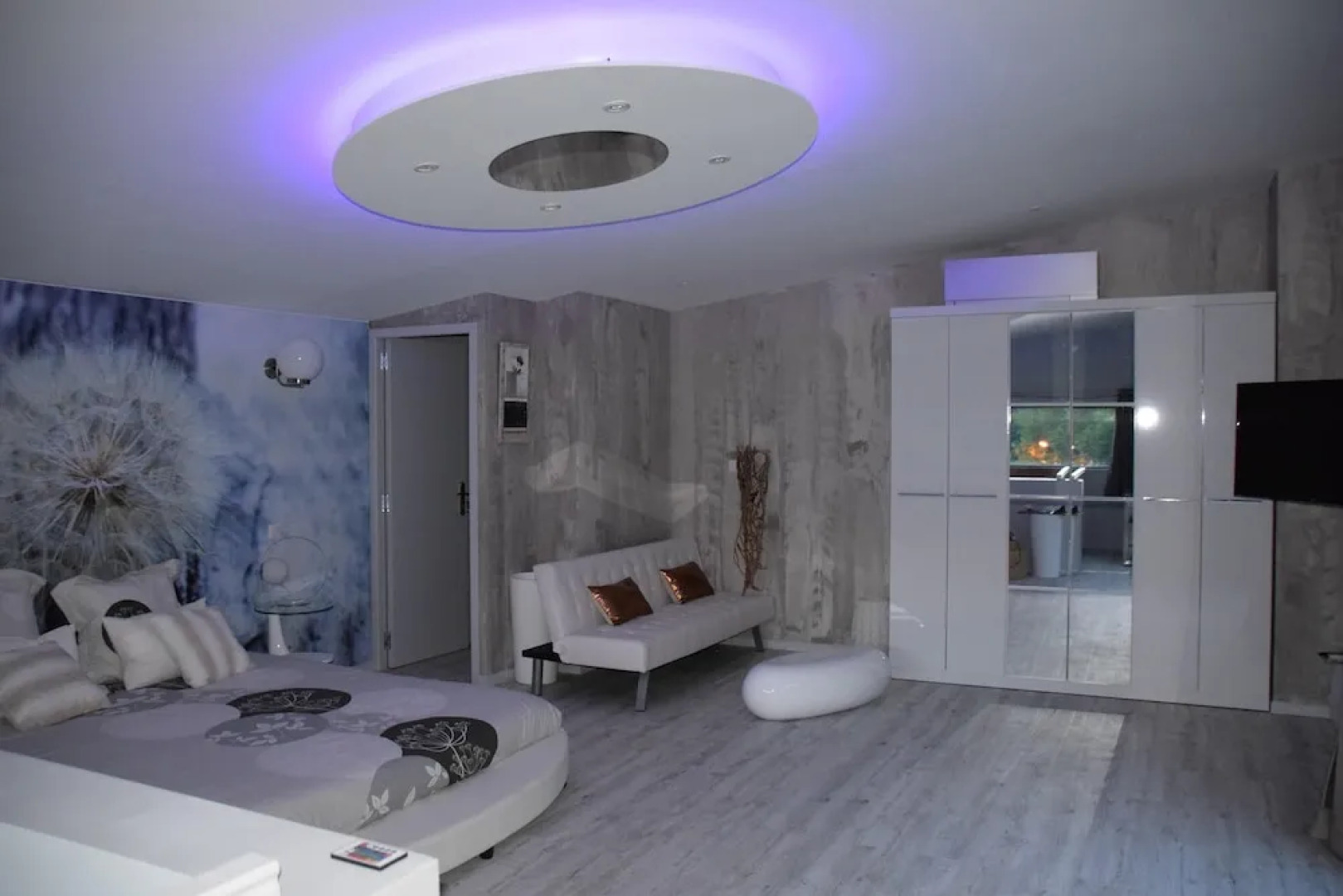 Villa With 4 Bedrooms in Mostuéjouls, With Wonderful Lake View, Privat