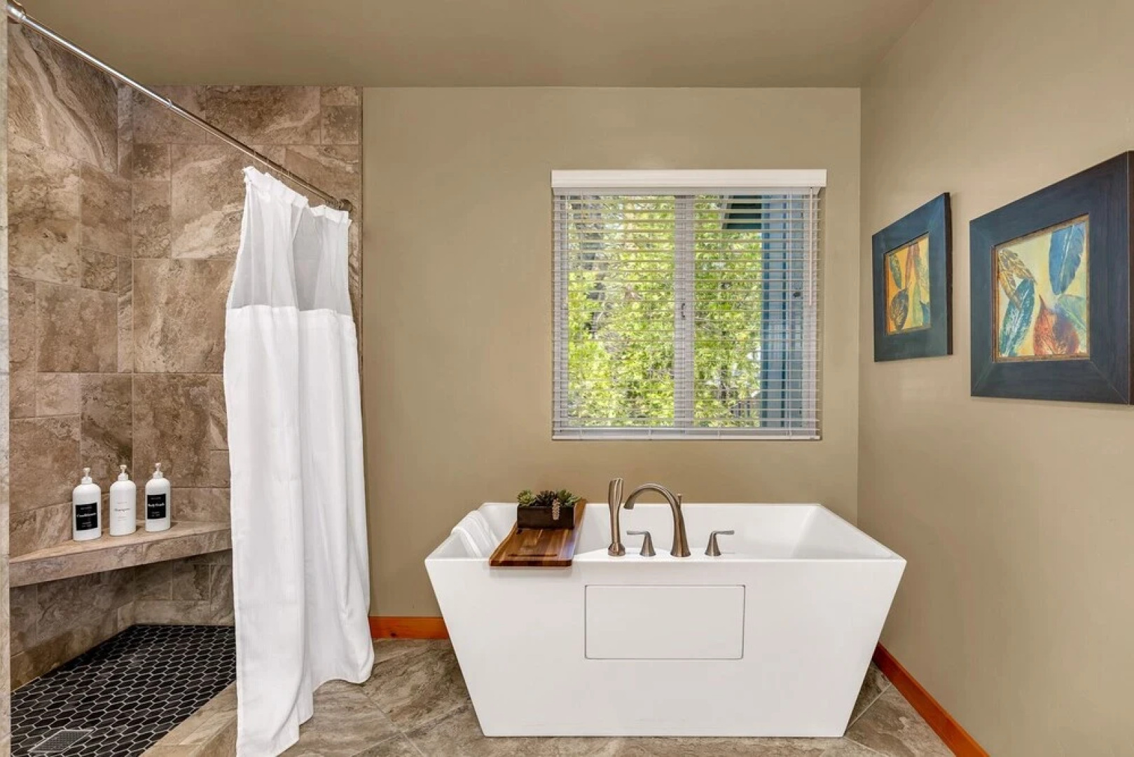 Bass Lake Beauty! 4 BDR Sleeps 16, Lakefront Views