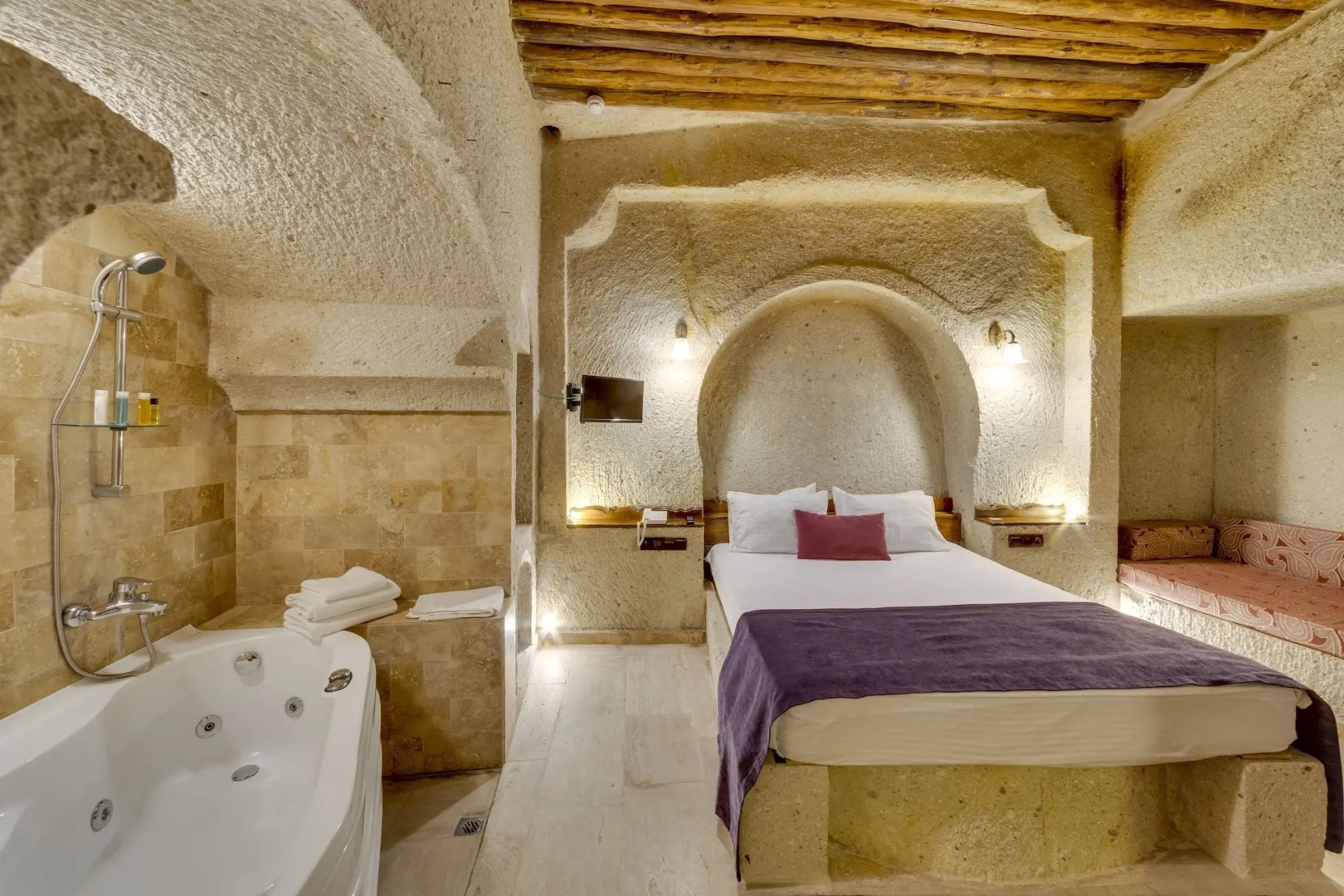 El Puente Cave Hotel