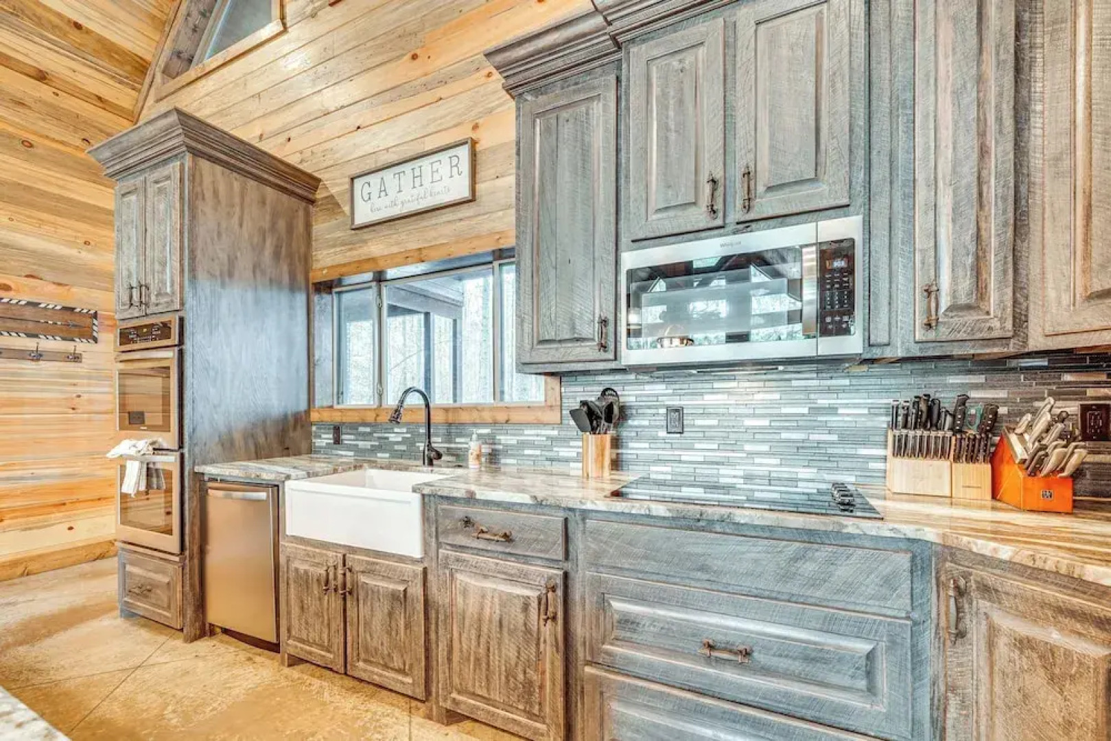 Hot Tub & Game Room: Spacious Cabin in Broken Bow!